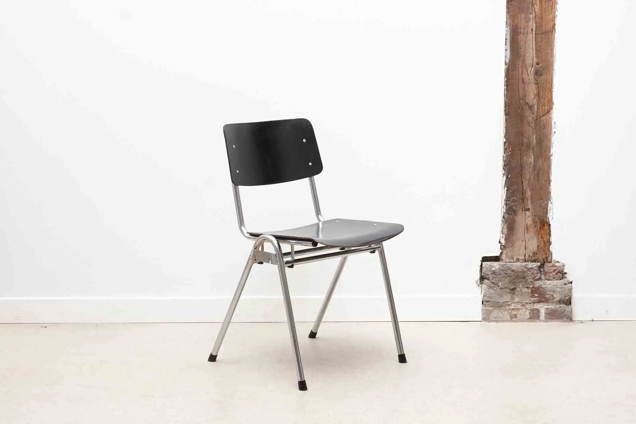 Chaise Eromes empilable noire / chrome Cartel de Belleville