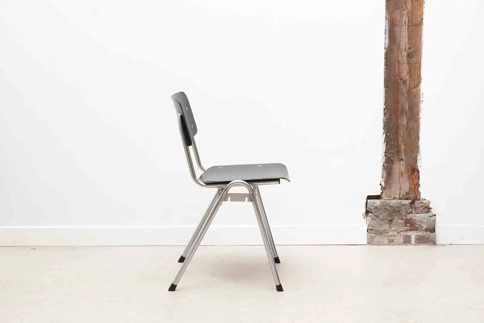 Chaise Eromes empilable noire / chrome Cartel de Belleville
