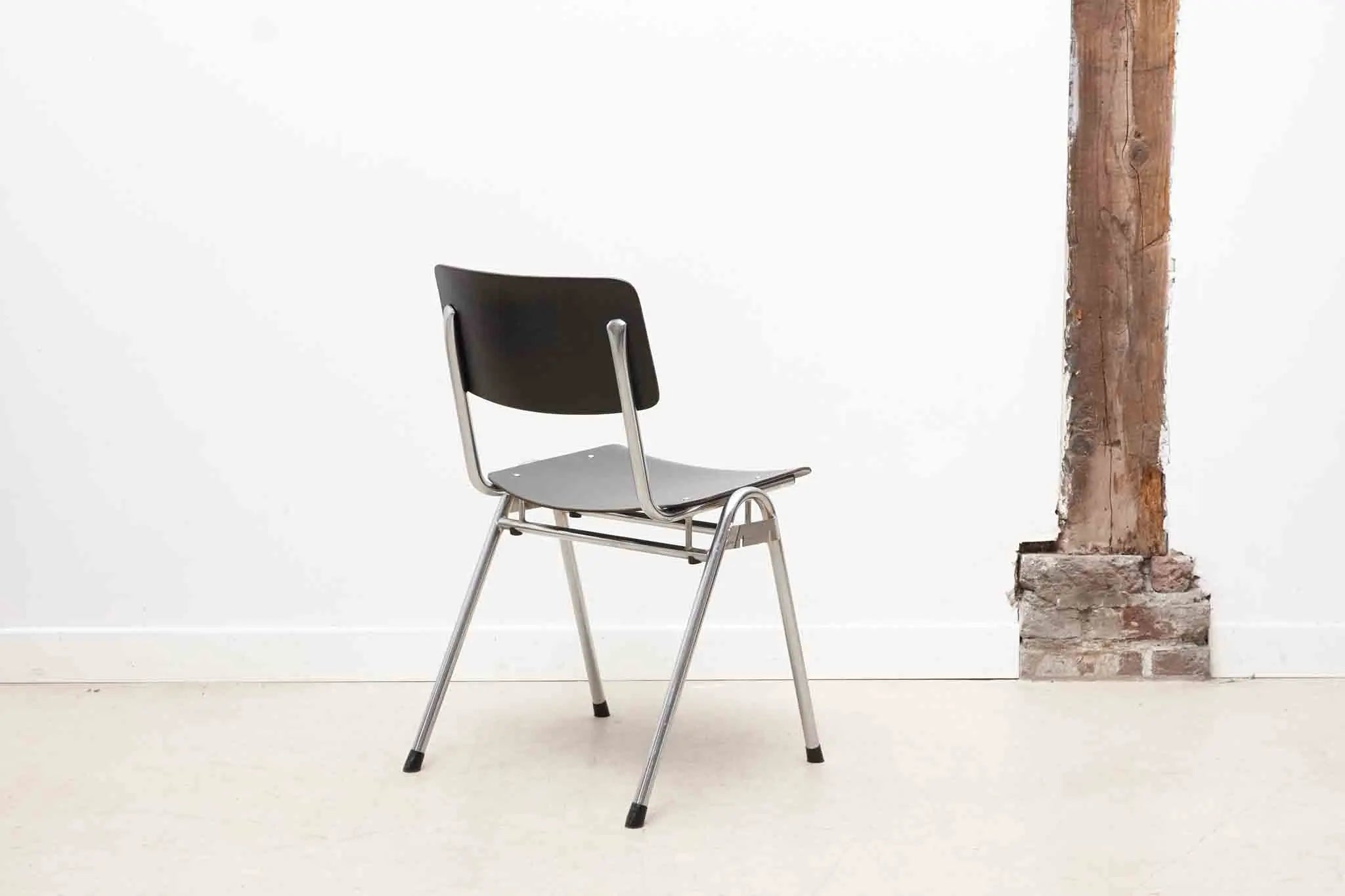 Chaise Eromes empilable noire / chrome Cartel de Belleville