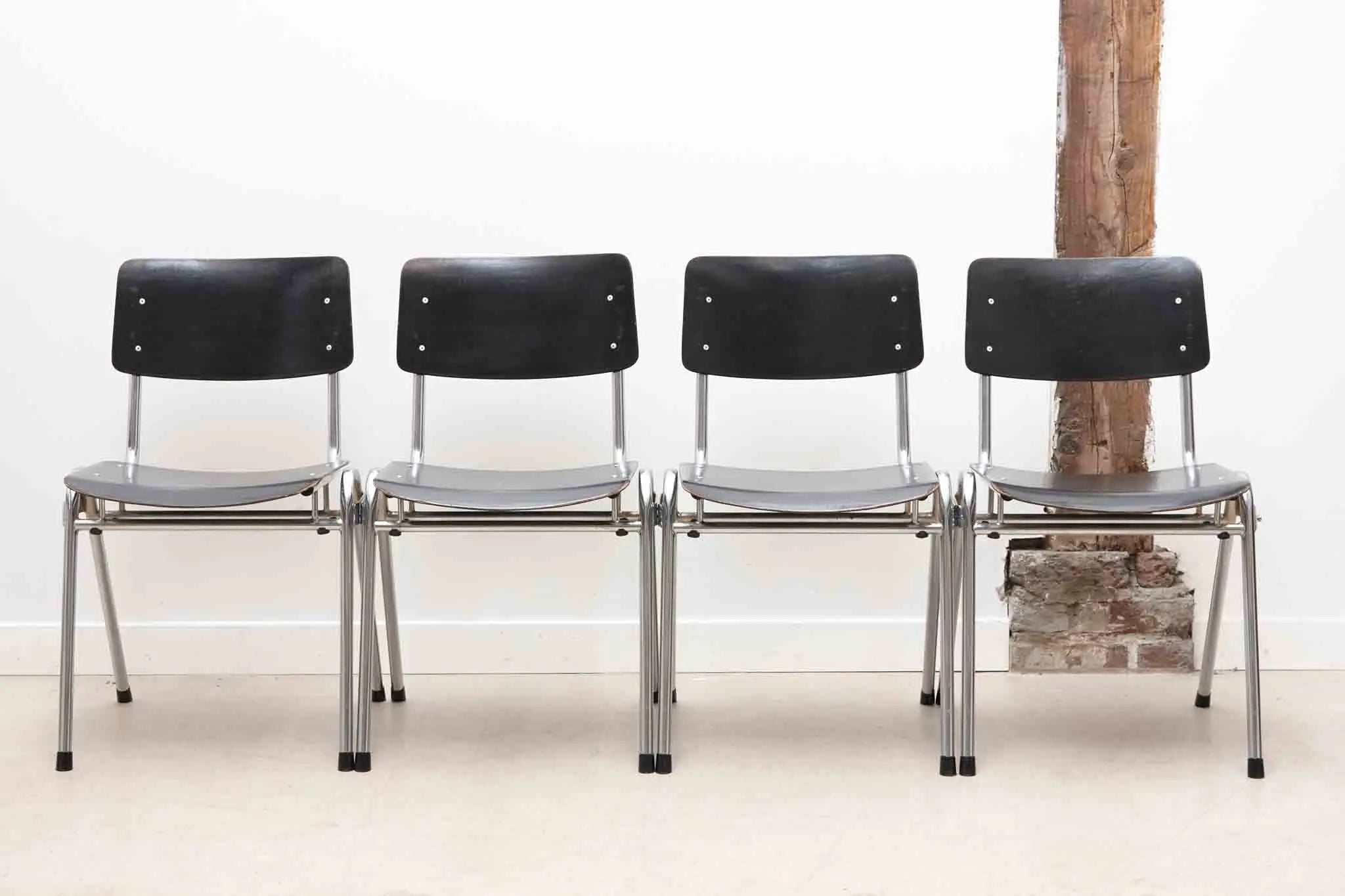 Chaise Eromes empilable noire / chrome Cartel de Belleville