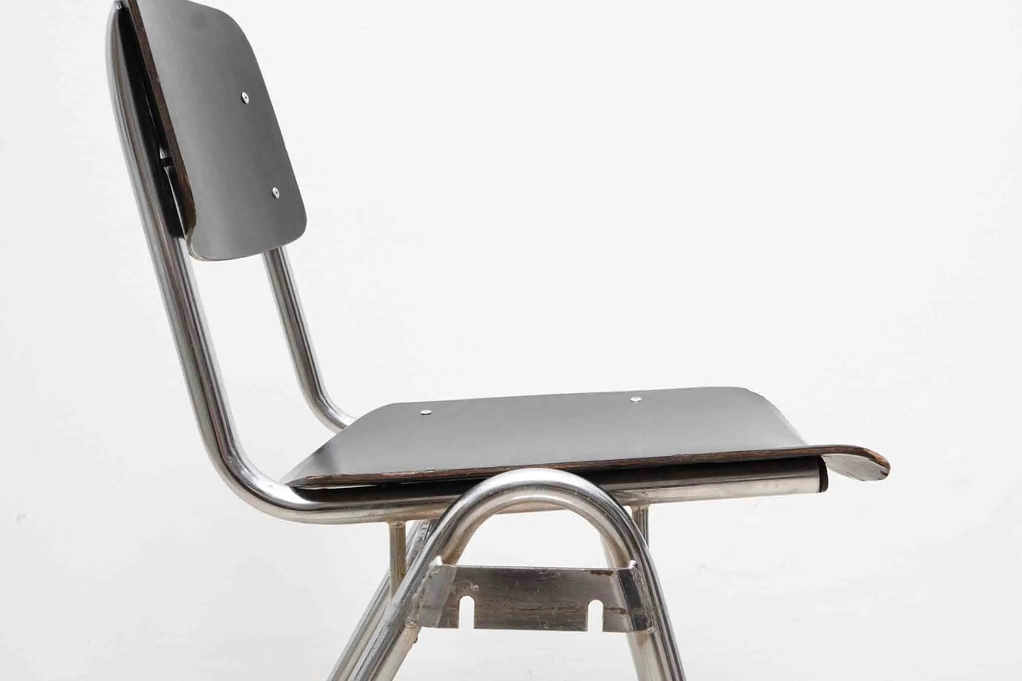 Chaise Eromes empilable noire / chrome Cartel de Belleville