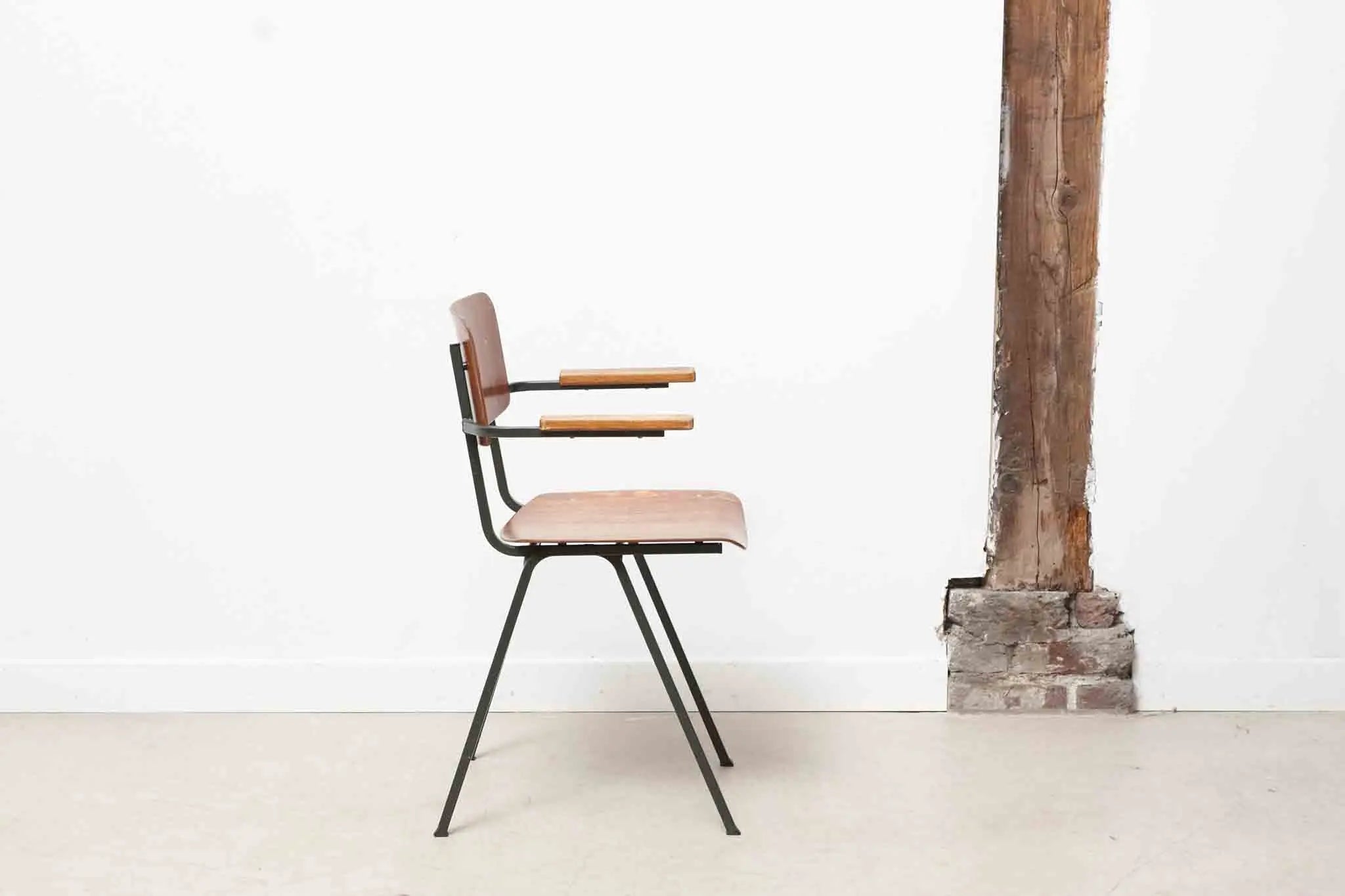 Chaise Eromes F6 accoudoirs chêne / gris Cartel de Belleville