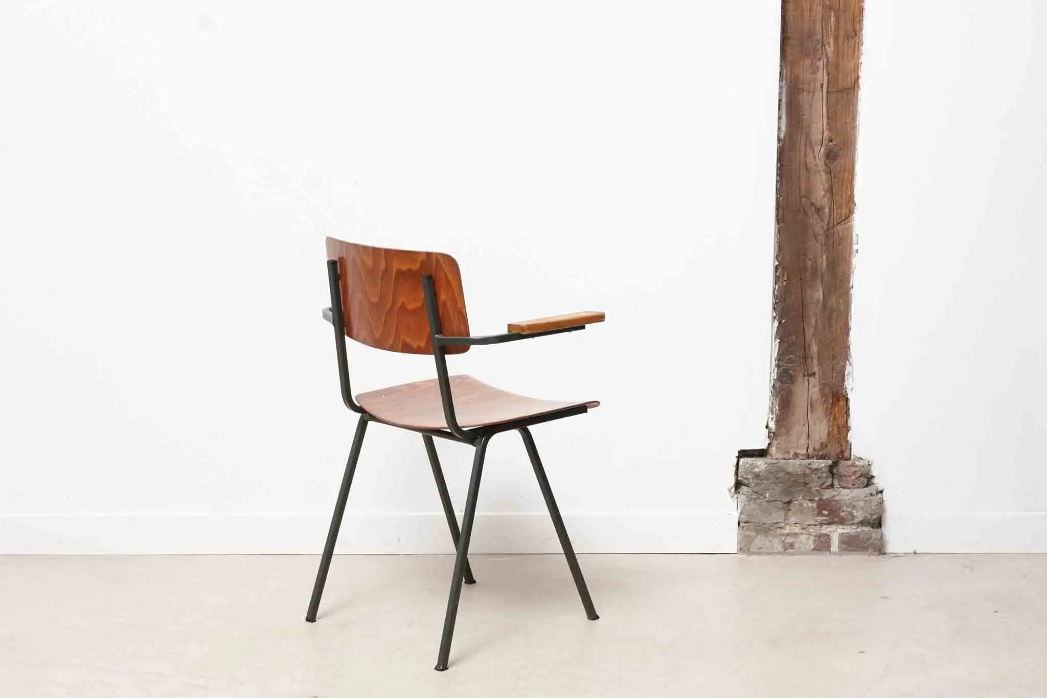 Chaise Eromes F6 accoudoirs chêne / gris Cartel de Belleville