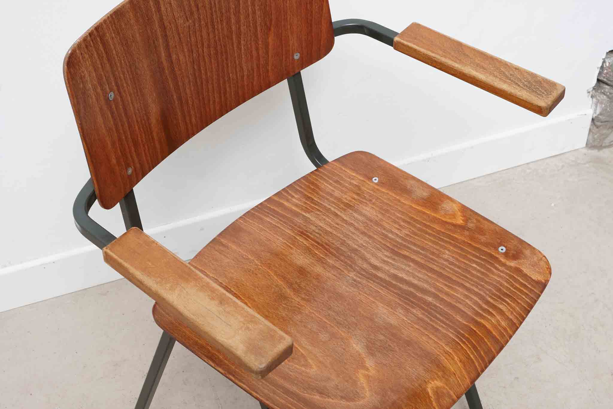 Chaise Eromes F6 accoudoirs chêne / gris Cartel de Belleville