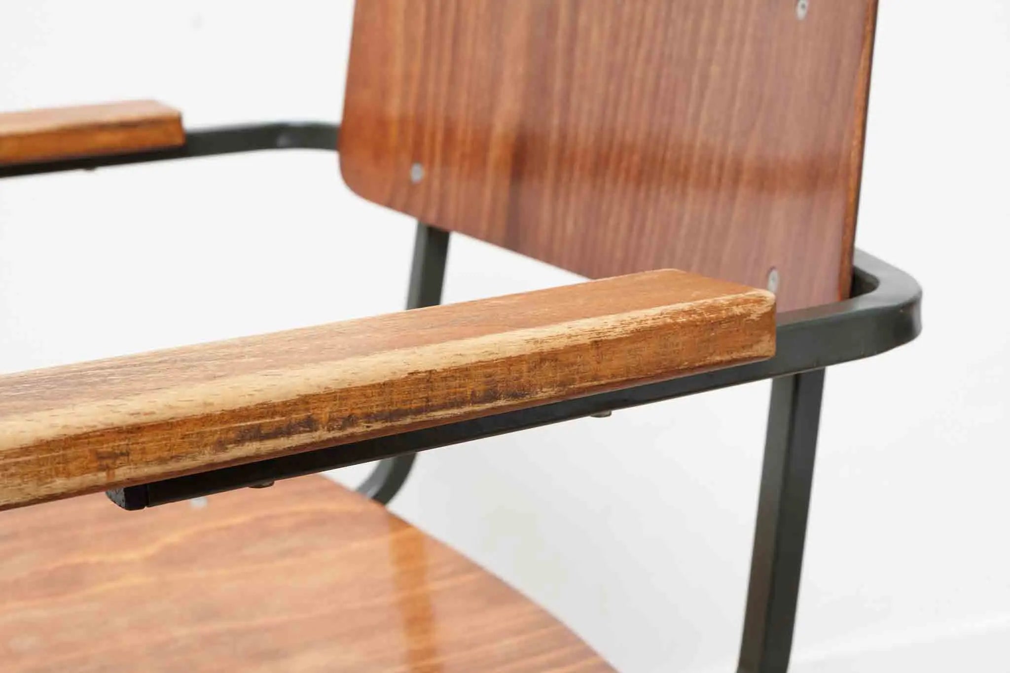 Chaise Eromes F6 accoudoirs chêne / gris Cartel de Belleville