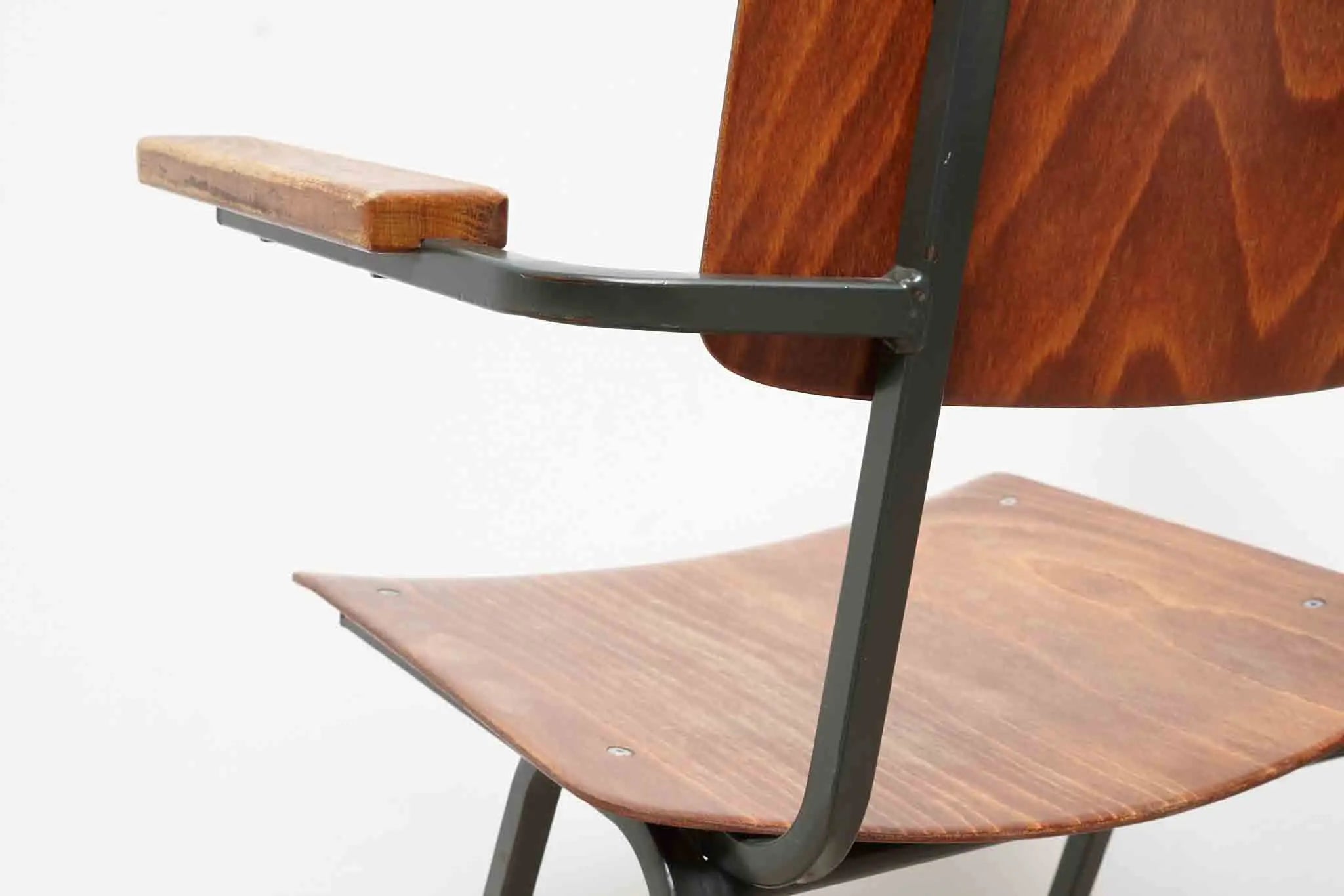 Chaise Eromes F6 accoudoirs chêne / gris Cartel de Belleville
