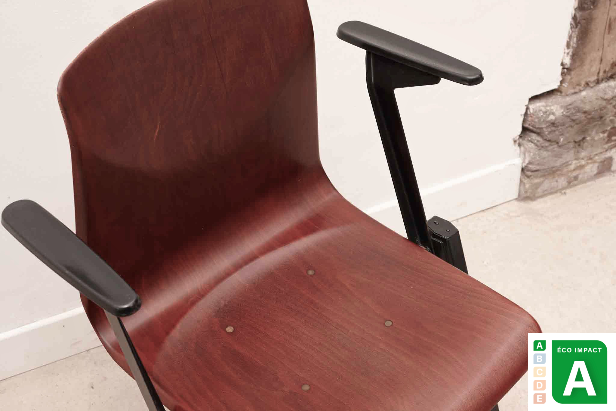 Chaise Galvanitas S22 accoudoirs acajou et noir Cartel de Belleville