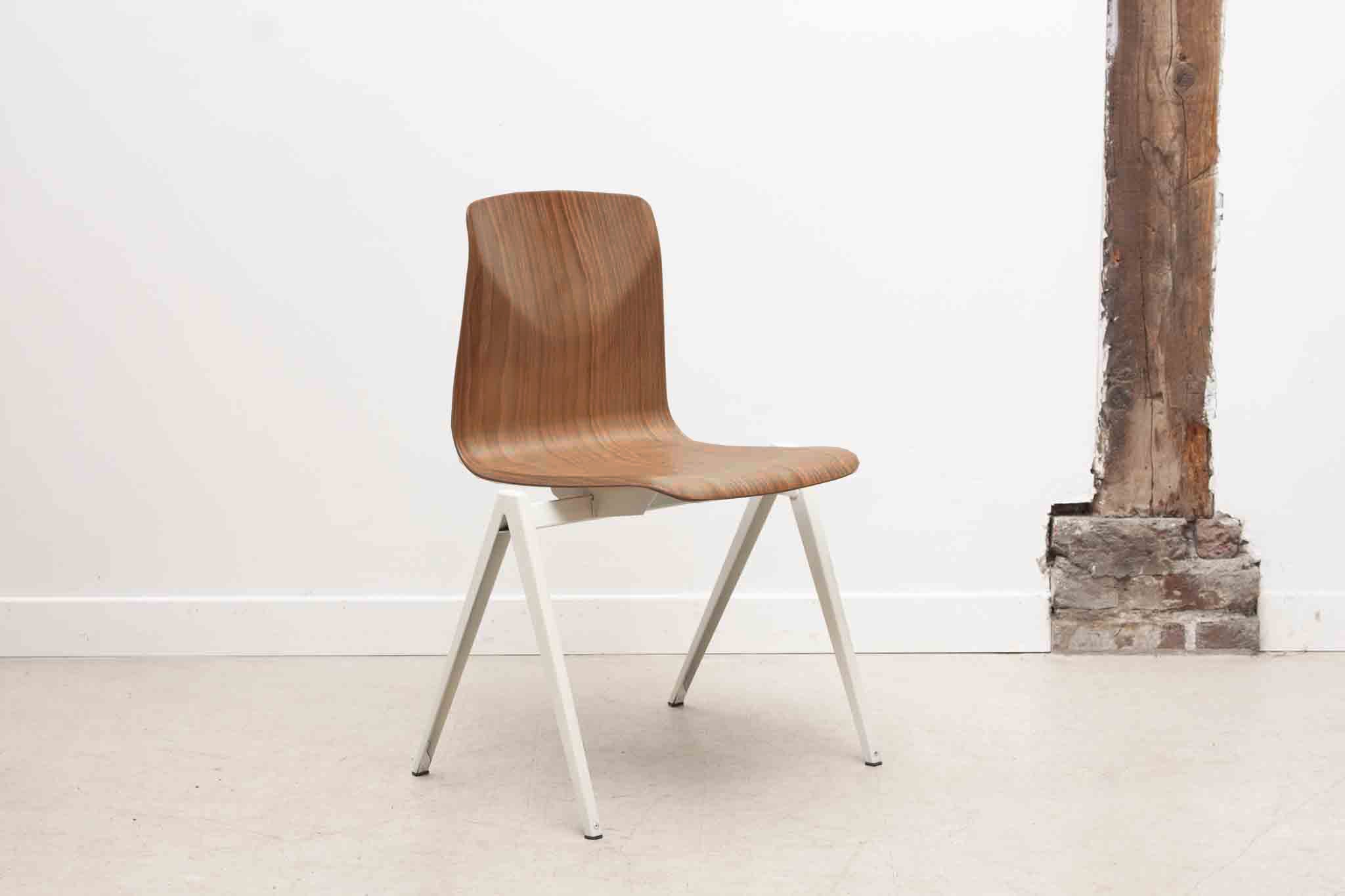 Chaise Galvanitas S22 réédition chêne