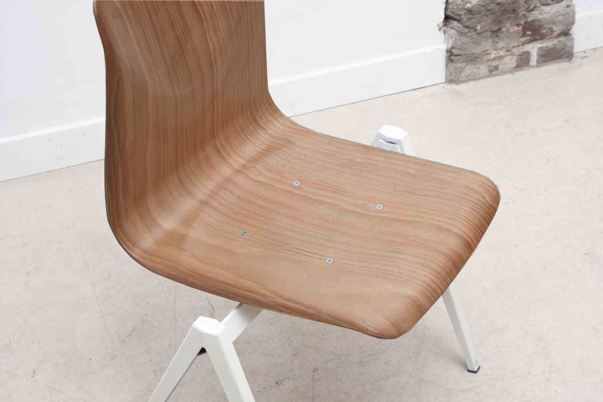 Chaise Galvanitas S22 réédition chêne