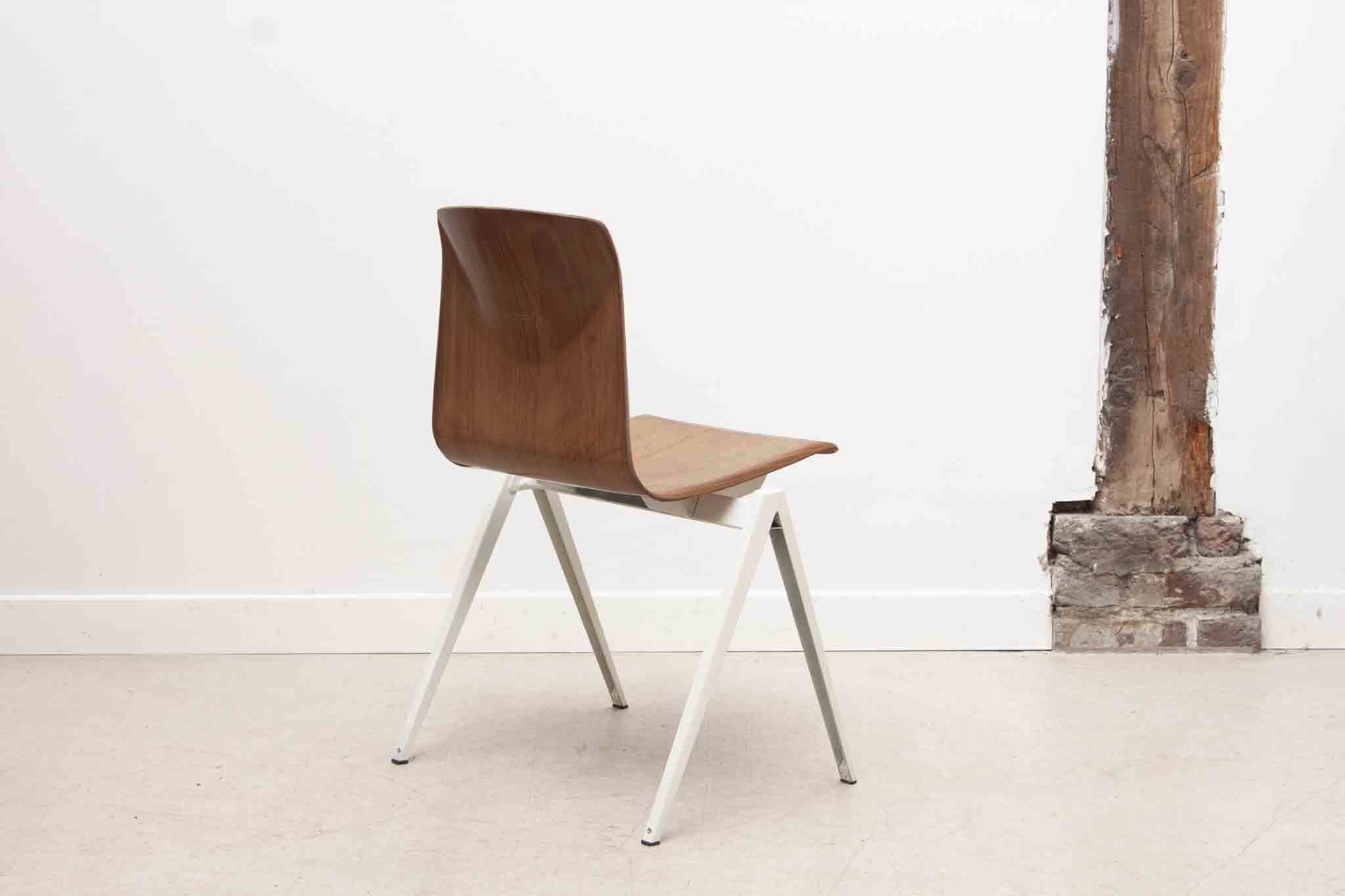 Chaise Galvanitas S22 réédition chêne