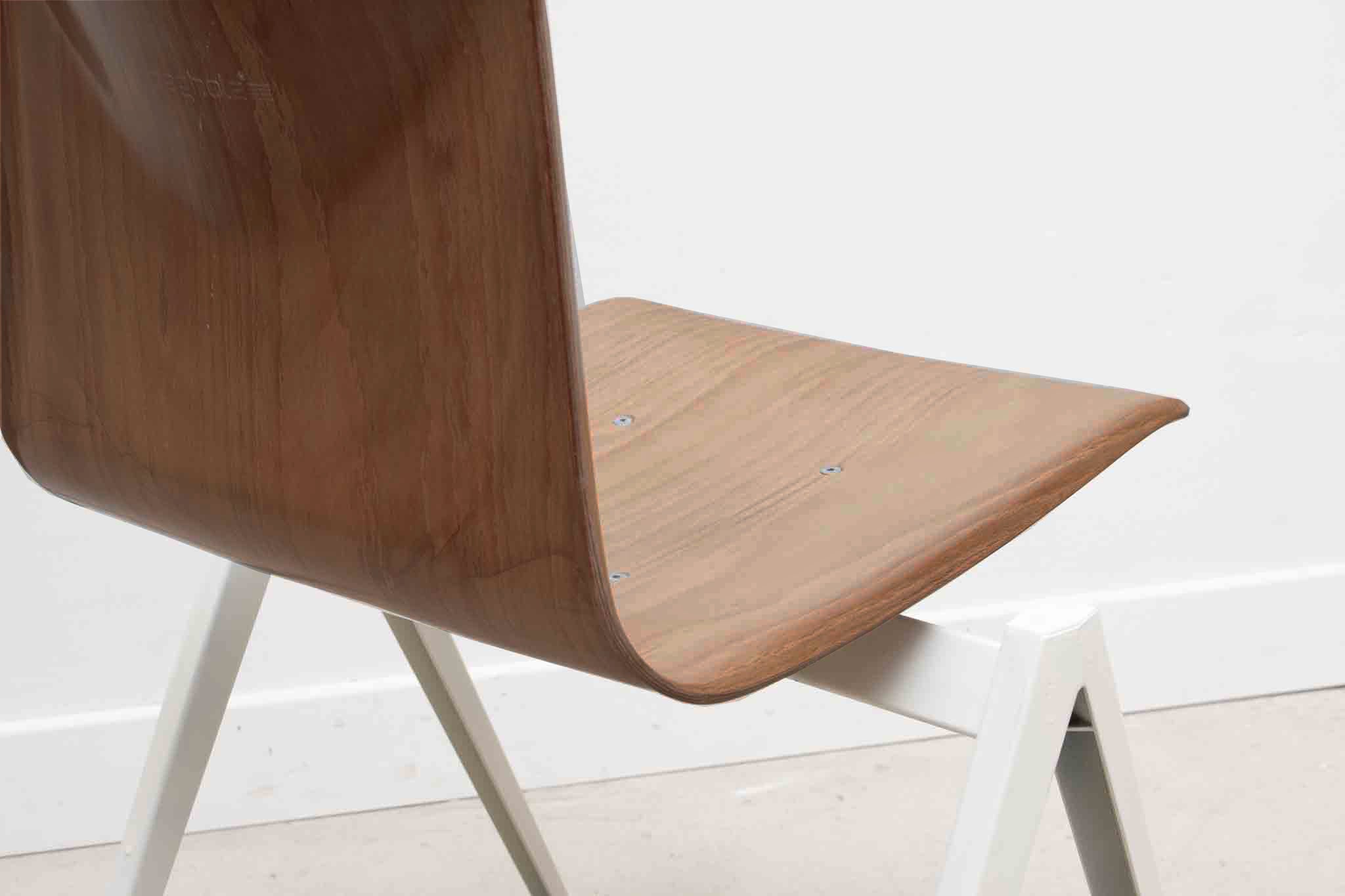 Chaise Galvanitas S22 réédition chêne