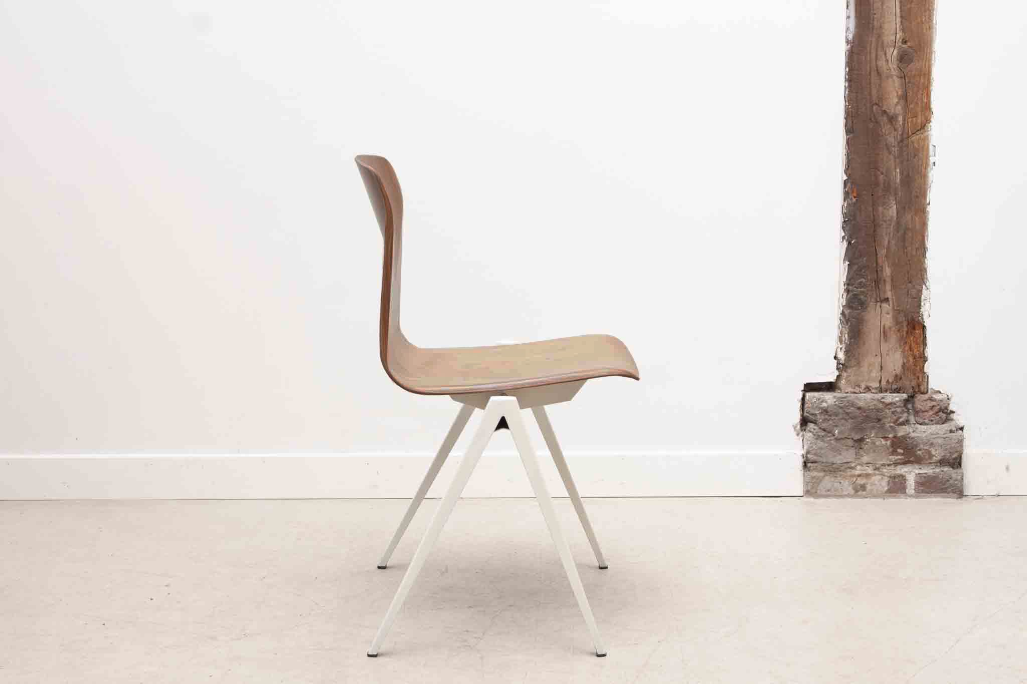 Chaise Galvanitas S22 réédition chêne