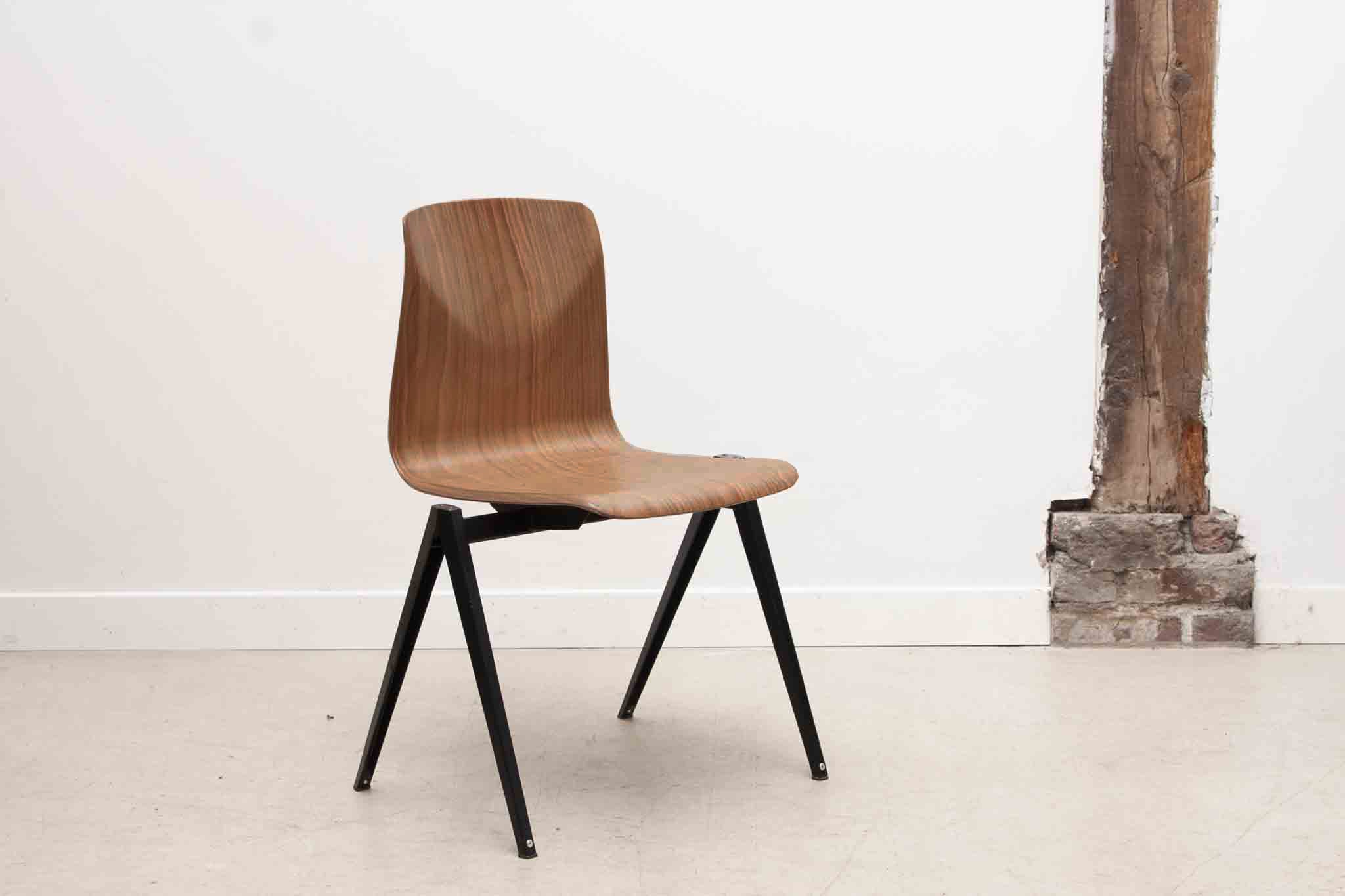 Chaise Galvanitas S22 réédition chêne