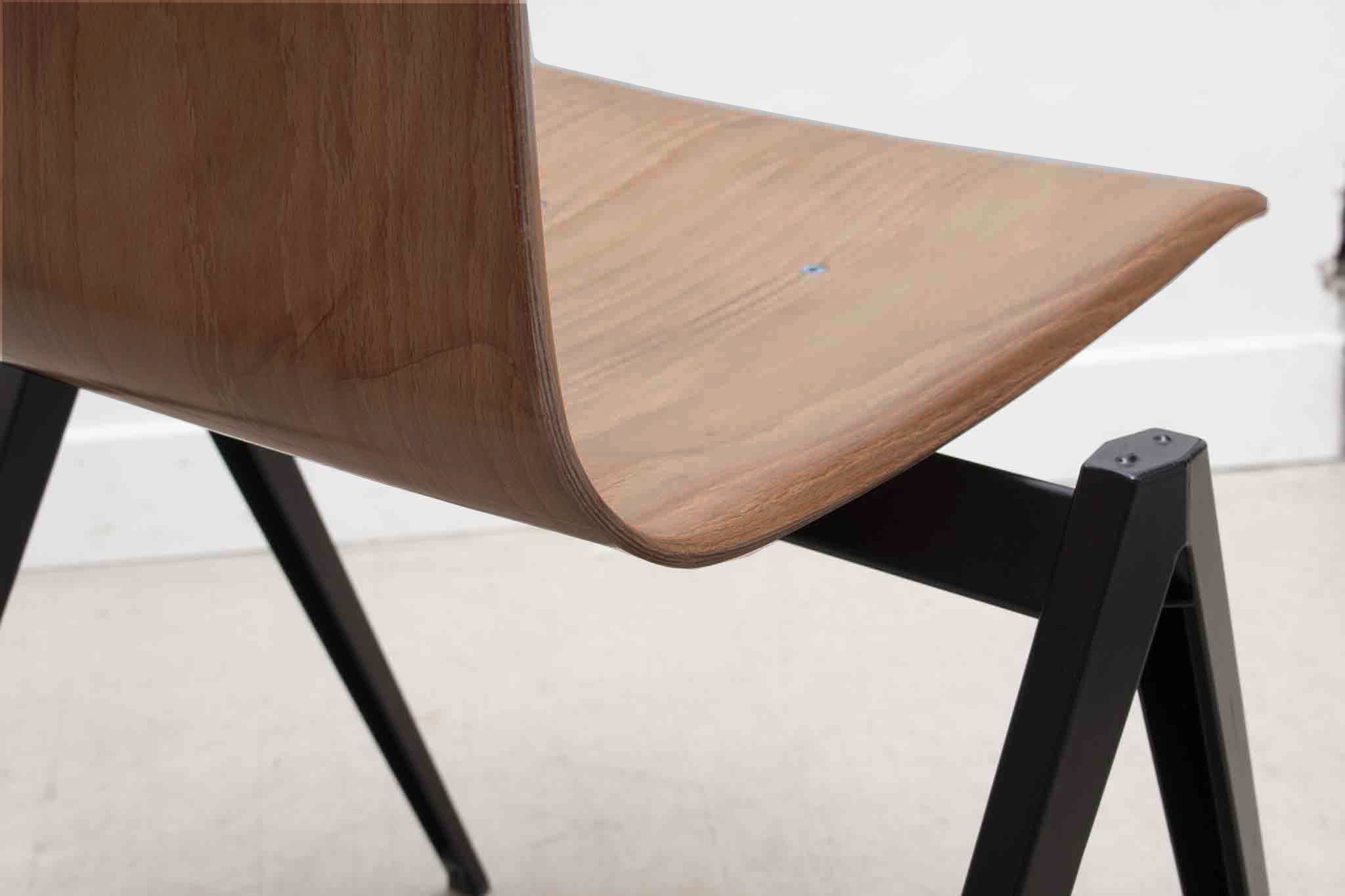 Chaise Galvanitas S22 réédition chêne