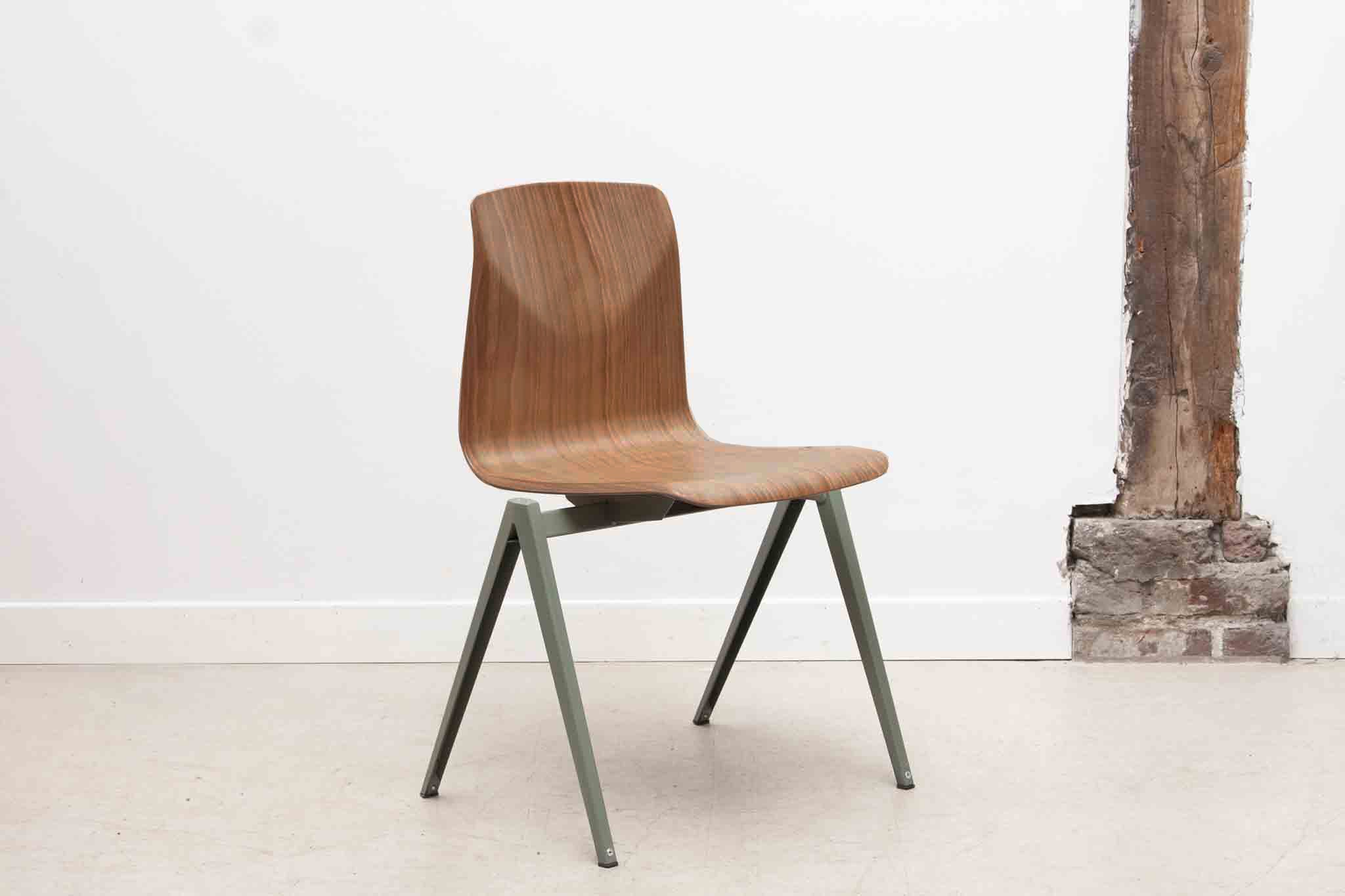 Chaise Galvanitas S22 réédition chêne