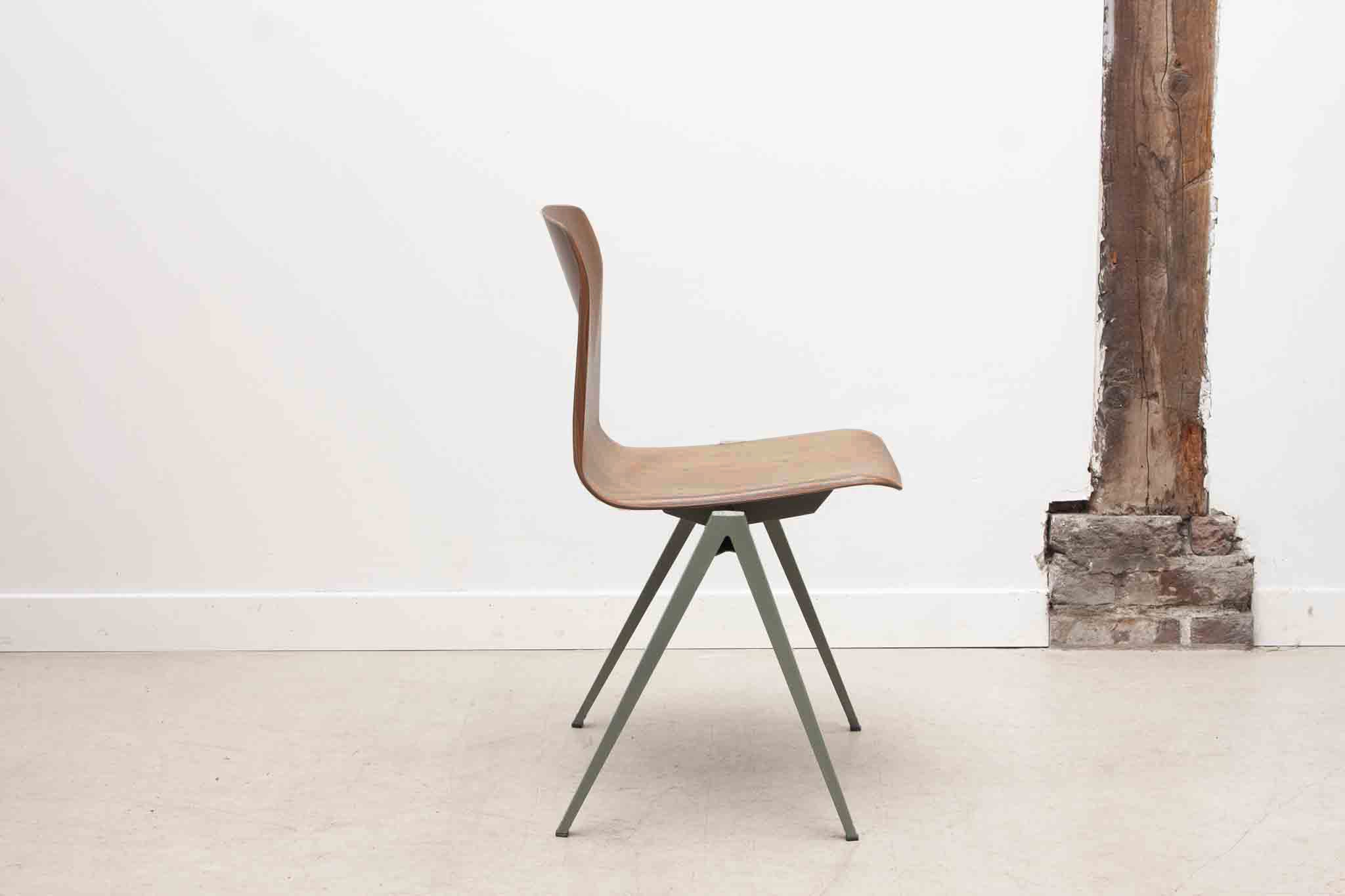 Chaise Galvanitas S22 réédition chêne