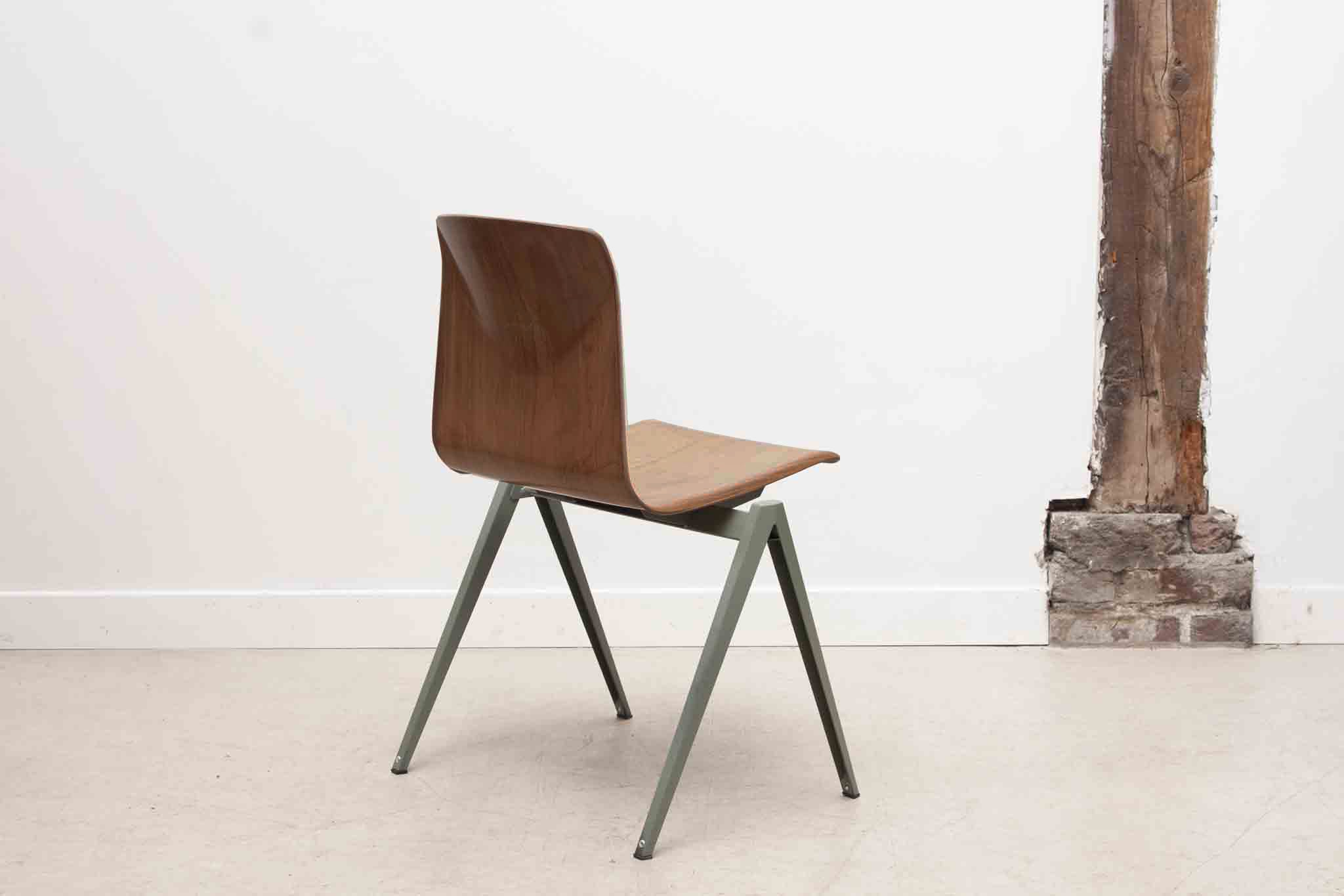 Chaise Galvanitas S22 réédition chêne