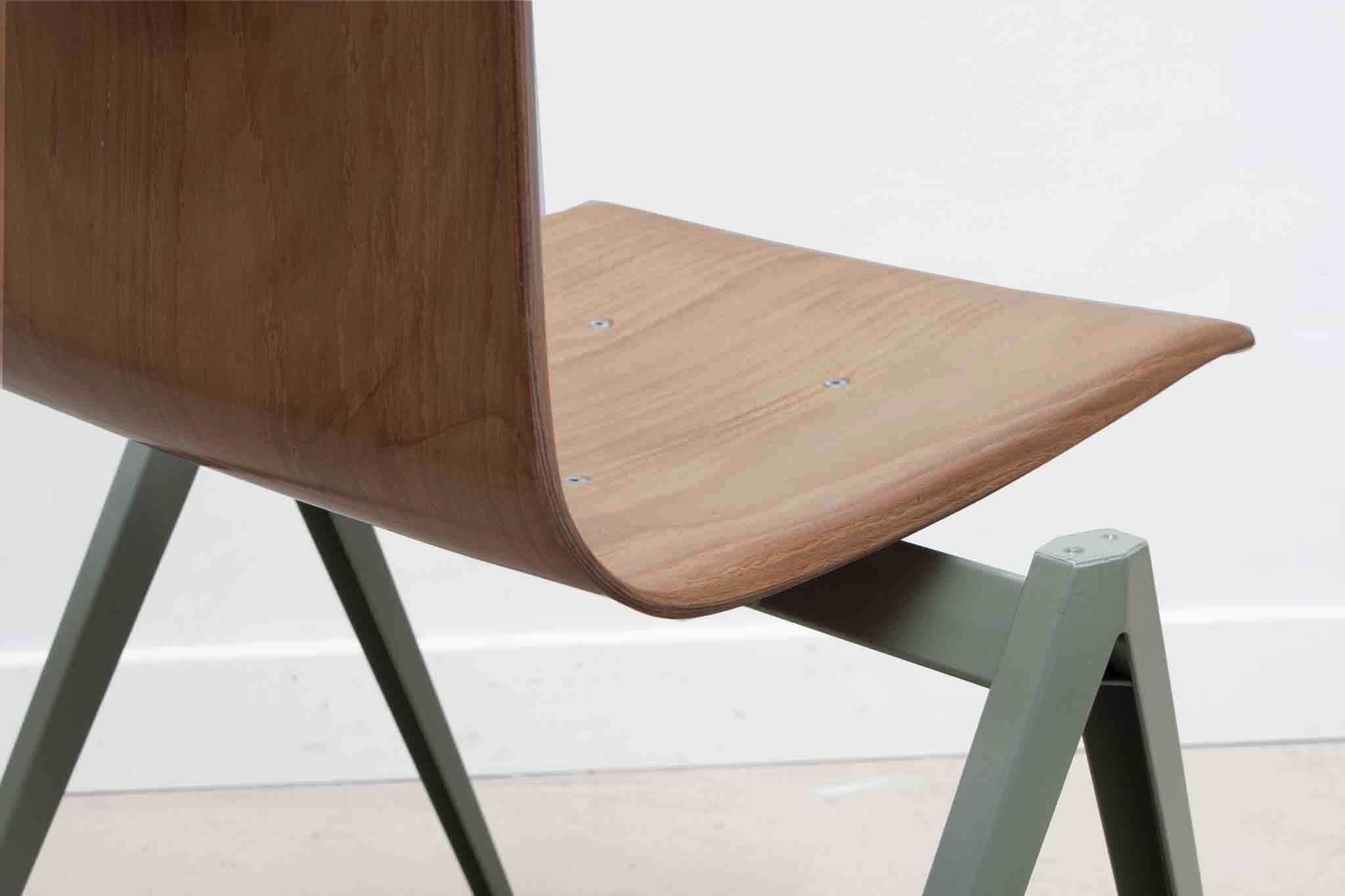 Chaise Galvanitas S22 réédition chêne