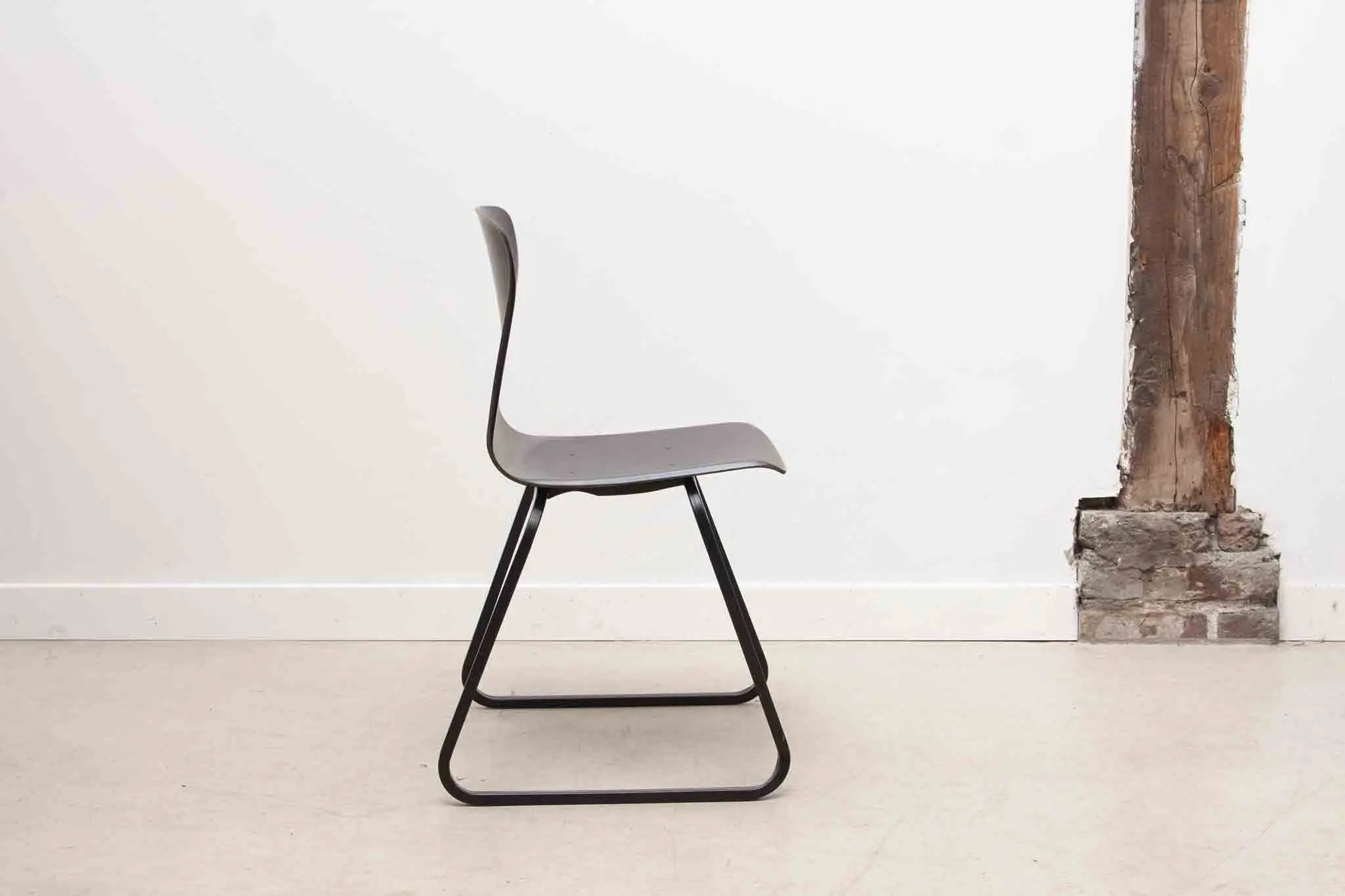 Chaise Galvanitas S23 ébène et noir Cartel de Belleville