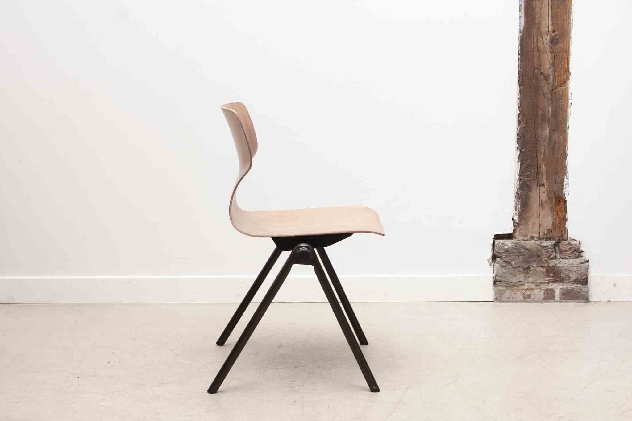 Chaise Galvanitas S30 cintrée hêtre / marron