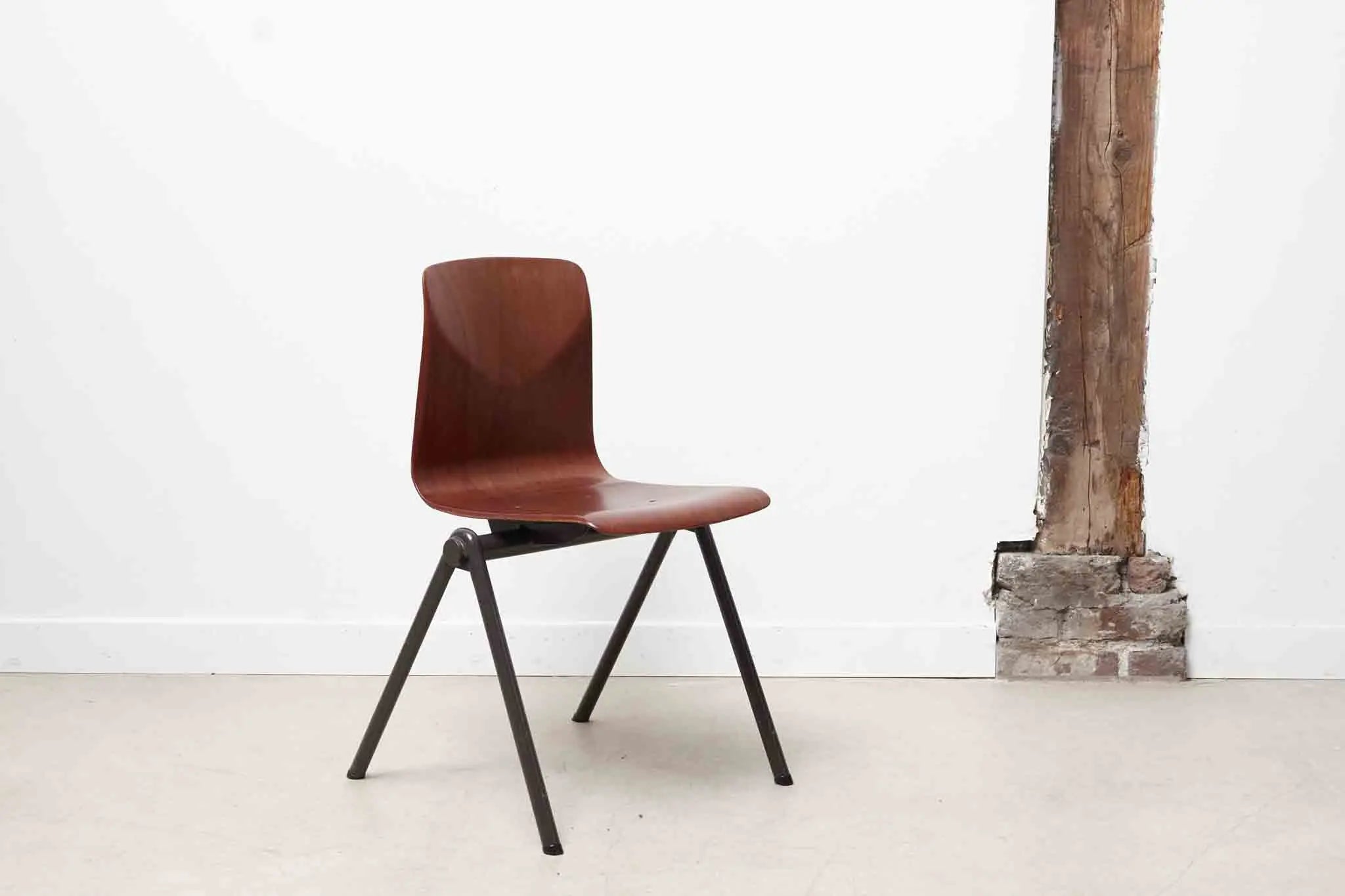 Chaise Galvanitas S30 acajou / gris Cartel de Belleville