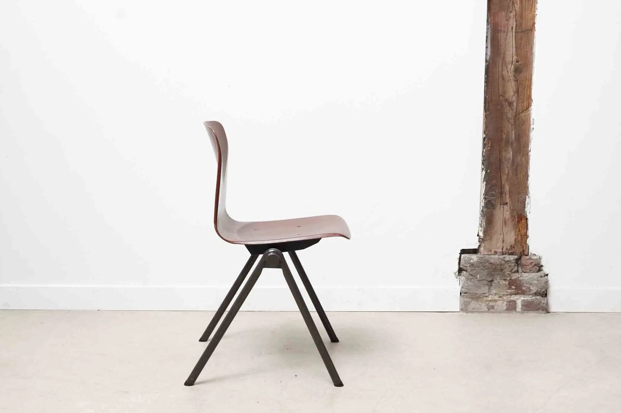 Chaise Galvanitas S30 acajou / gris Cartel de Belleville