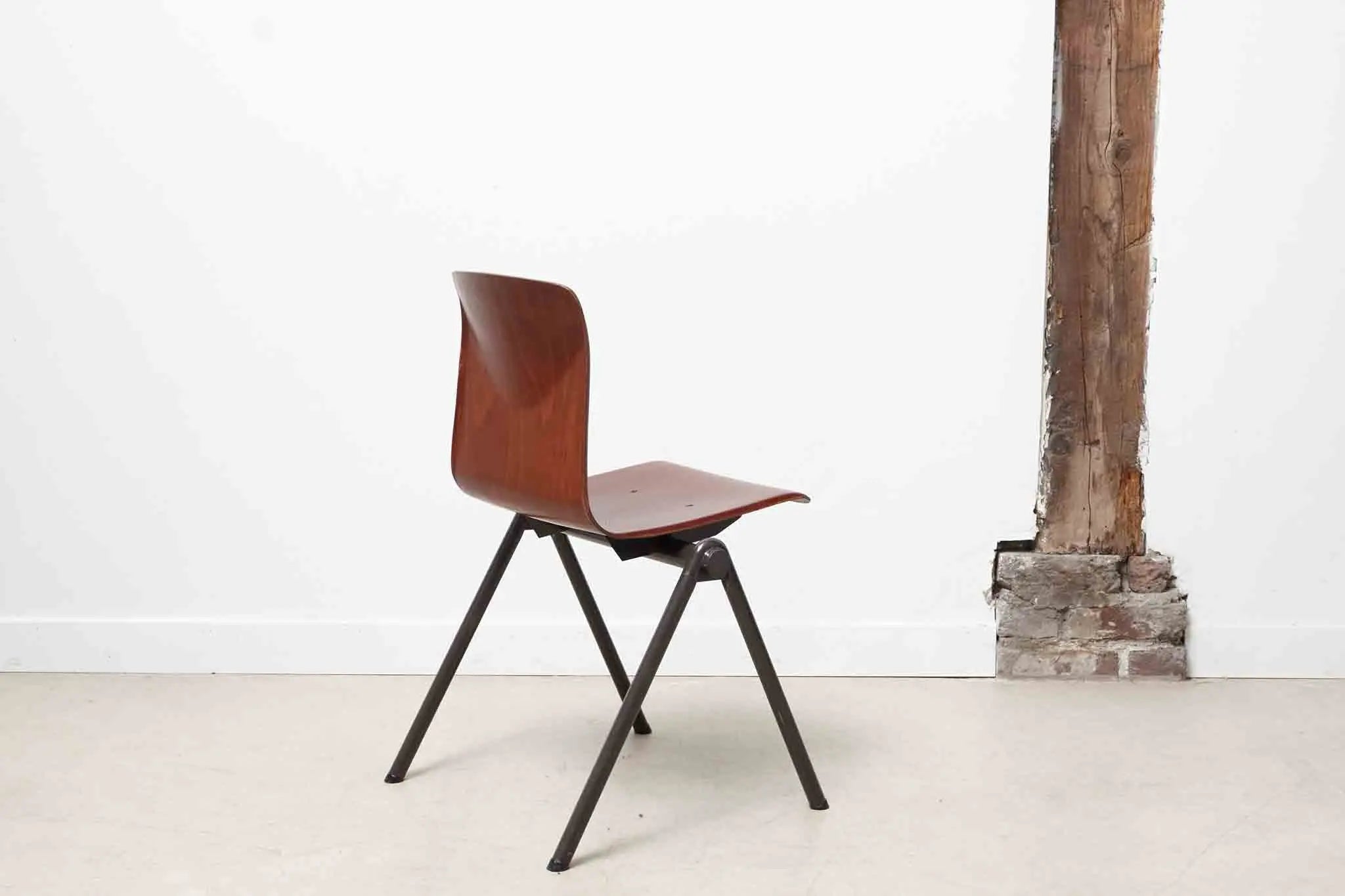 Chaise Galvanitas S30 acajou / gris Cartel de Belleville