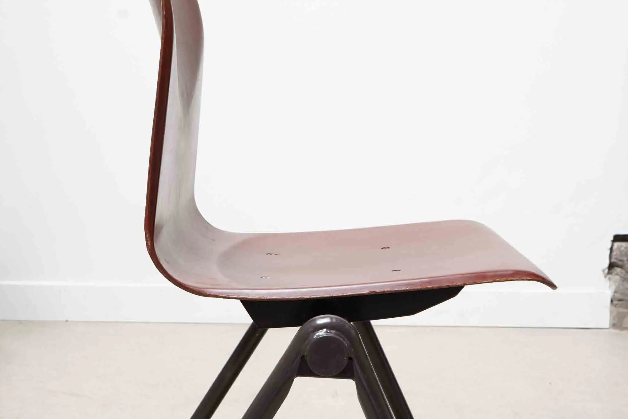 Chaise Galvanitas S30 acajou / gris Cartel de Belleville