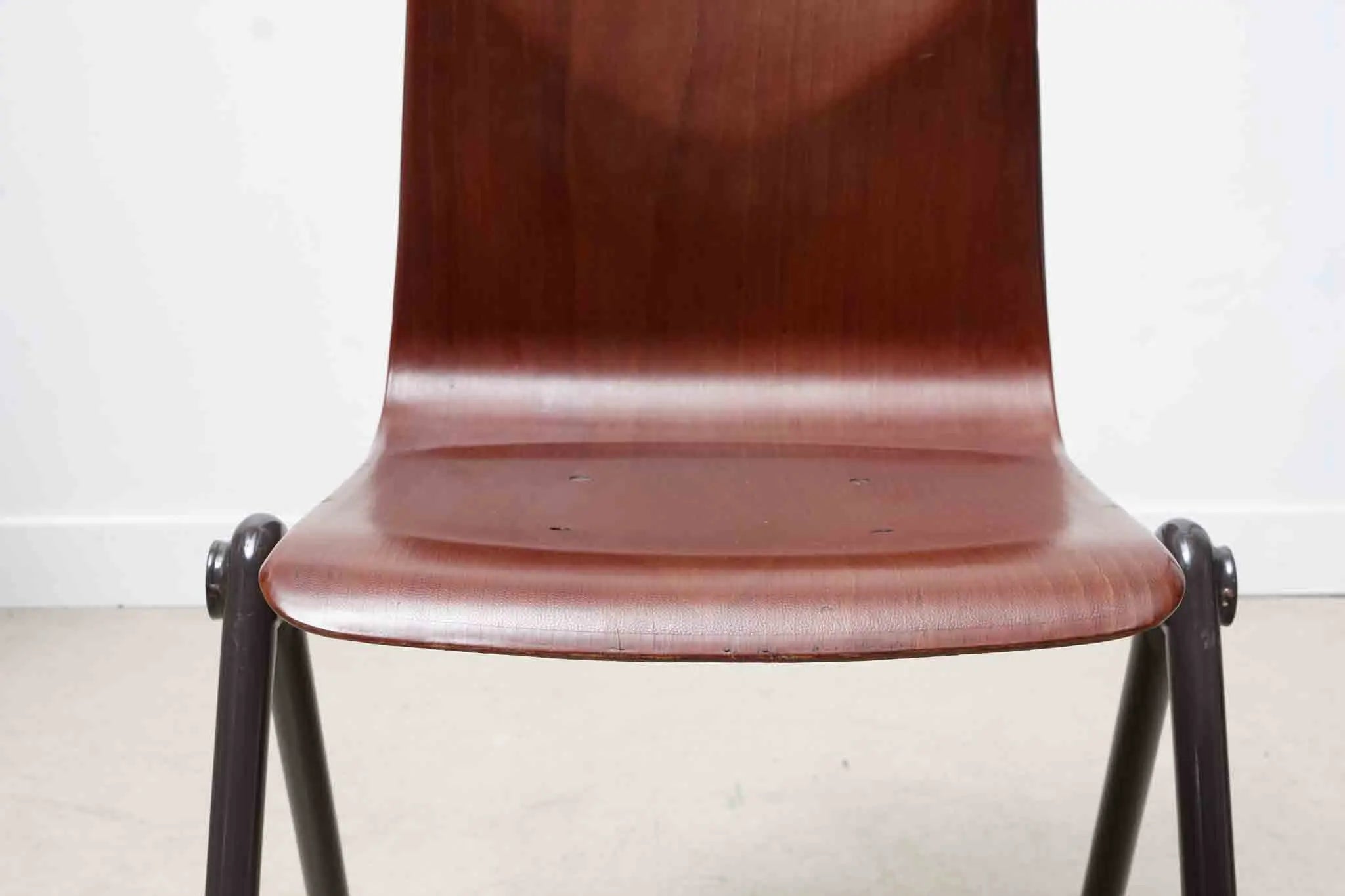 Chaise Galvanitas S30 acajou / gris Cartel de Belleville