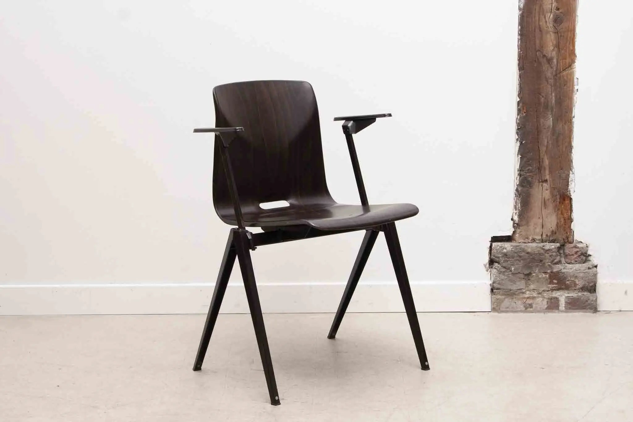 Chaise Galvanitas S22 ébène et noir avec accoudoirs Cartel de Belleville