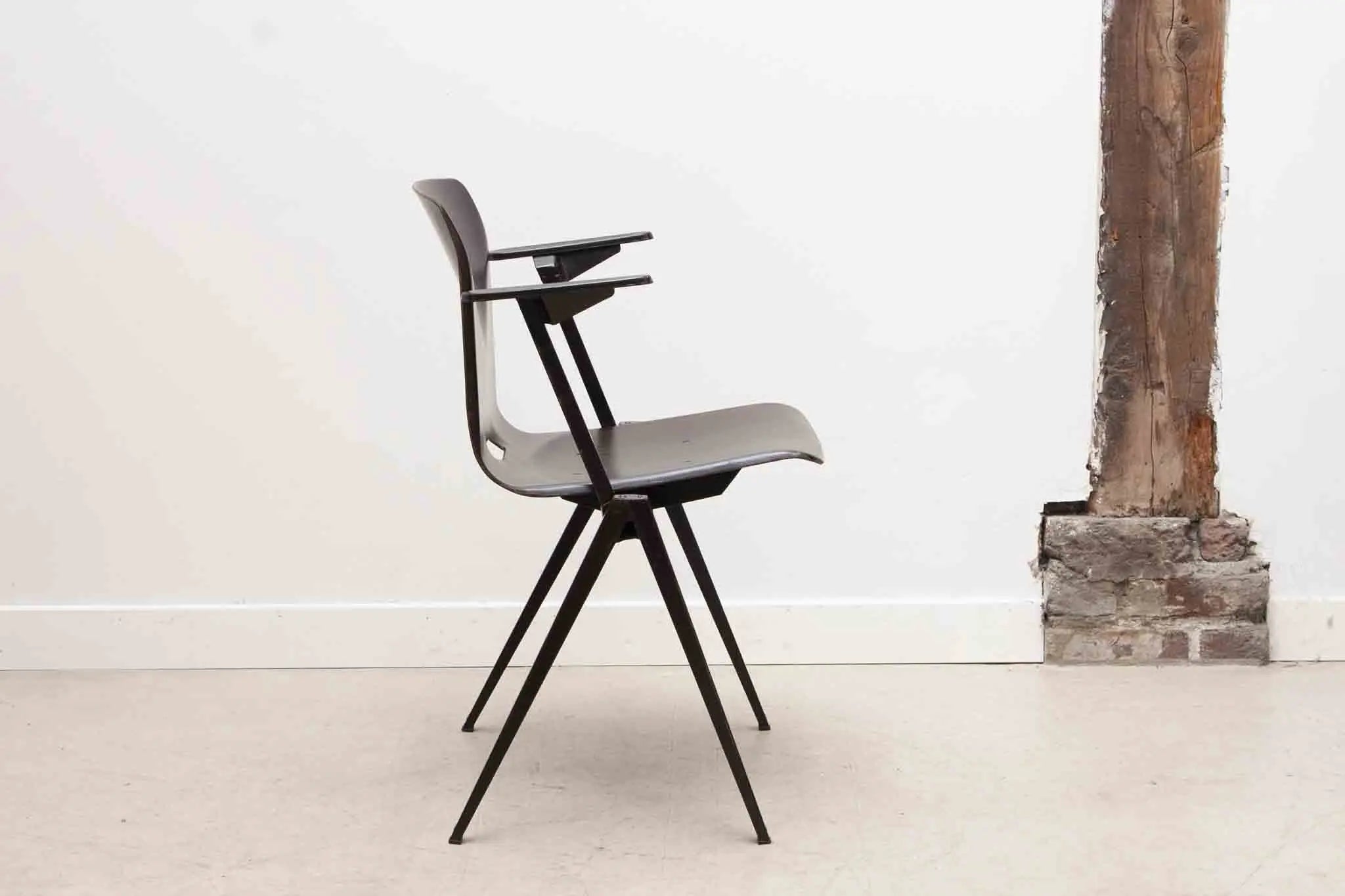 Chaise Galvanitas S22 ébène et noir avec accoudoirs Cartel de Belleville