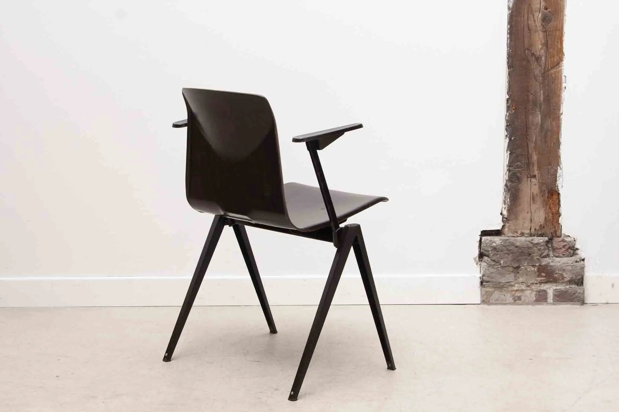 Chaise Galvanitas S22 ébène et noir avec accoudoirs Cartel de Belleville
