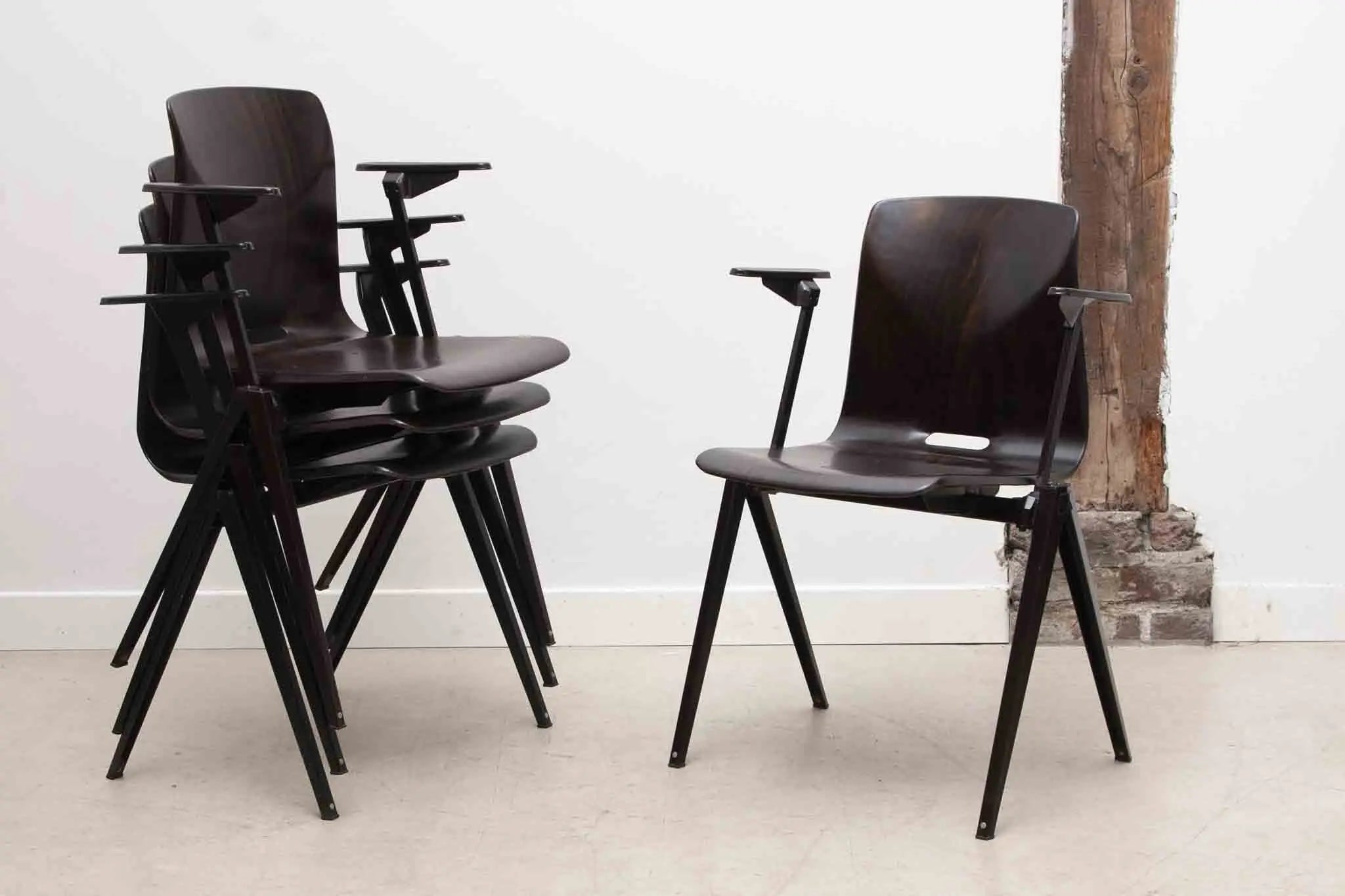 Chaise Galvanitas S22 ébène et noir avec accoudoirs Cartel de Belleville