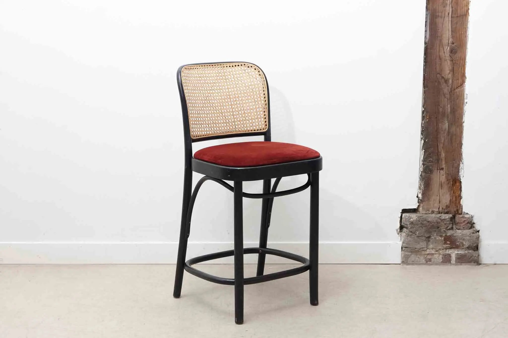 Chaise haute Ton n°811 rouge ou orange Cartel de Belleville