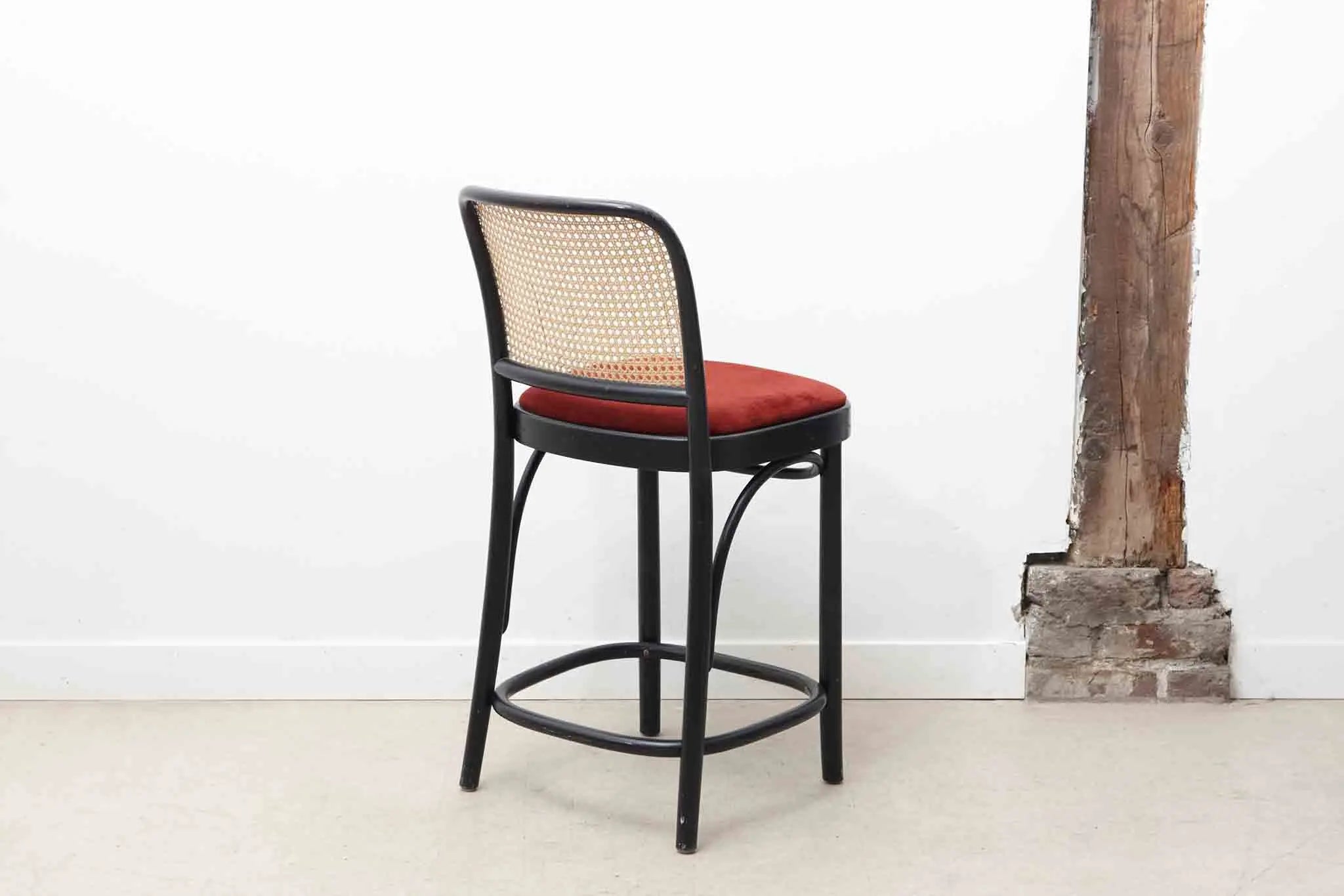 Chaise haute Ton n°811 rouge ou orange Cartel de Belleville