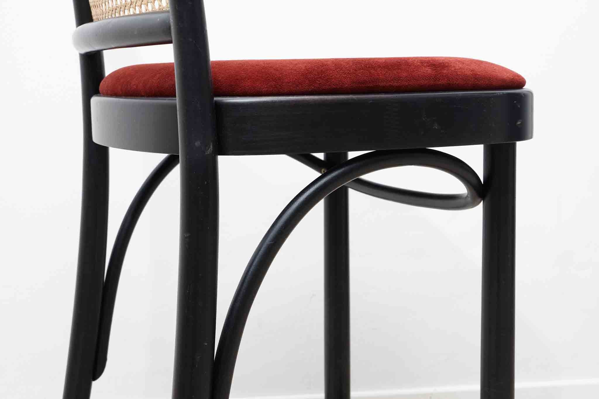 Chaise haute Ton n°811 rouge ou orange