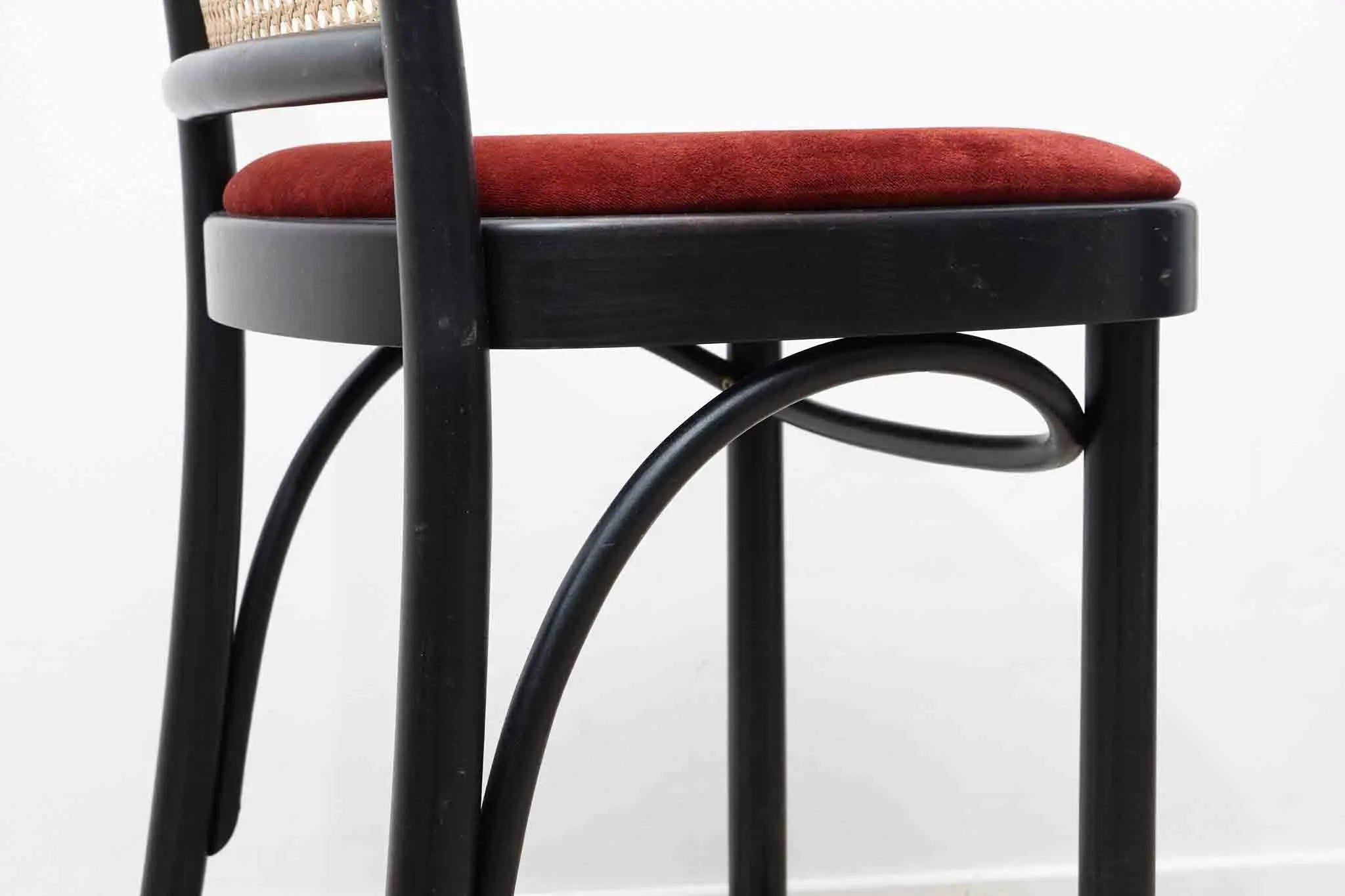 Chaise haute Ton n°811 rouge ou orange Cartel de Belleville