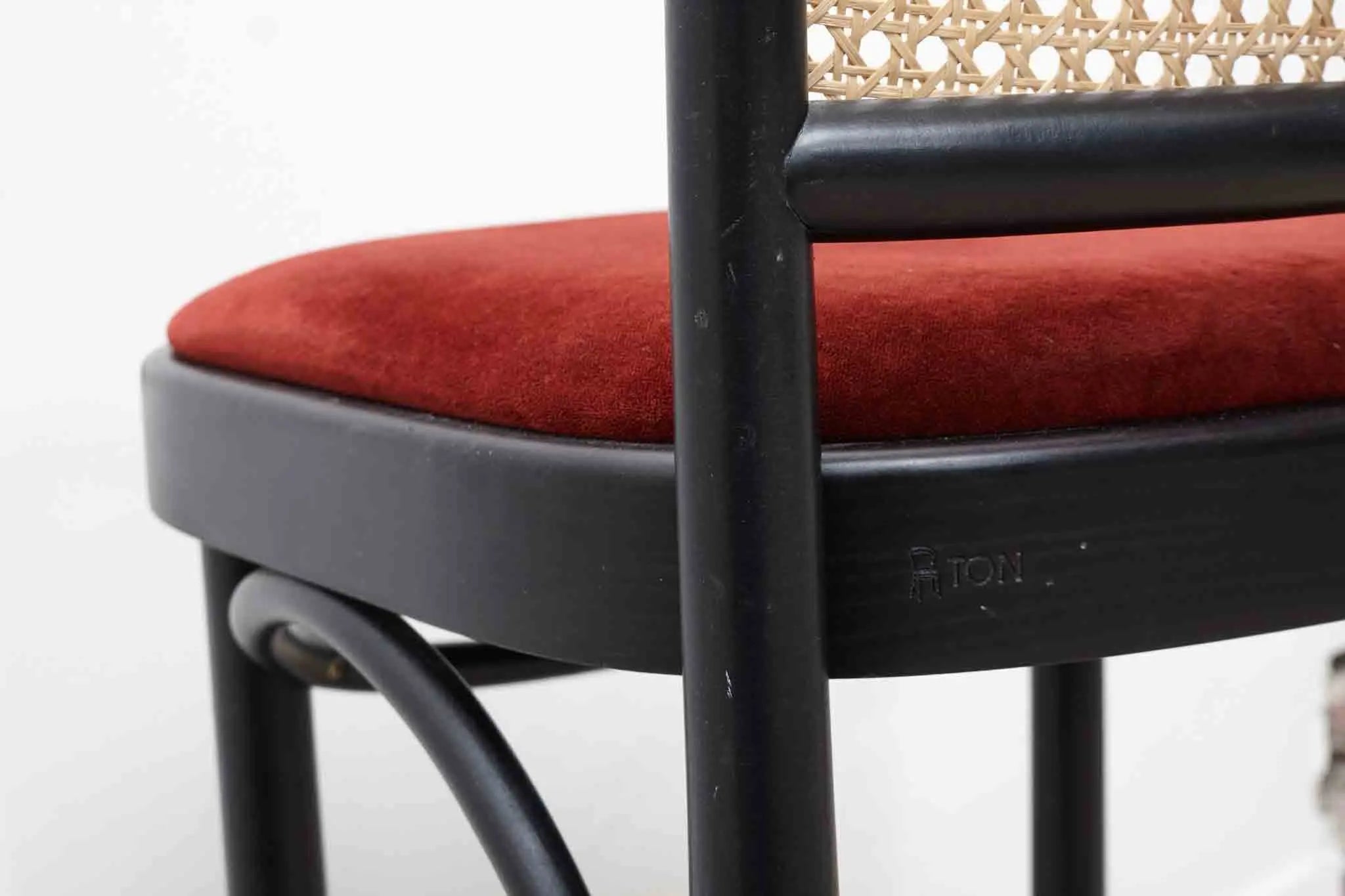 Chaise haute Ton n°811 rouge ou orange Cartel de Belleville