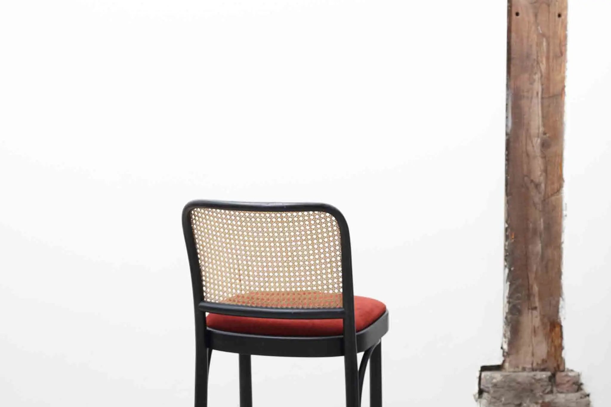Chaise haute Ton n°811 rouge ou orange Cartel de Belleville
