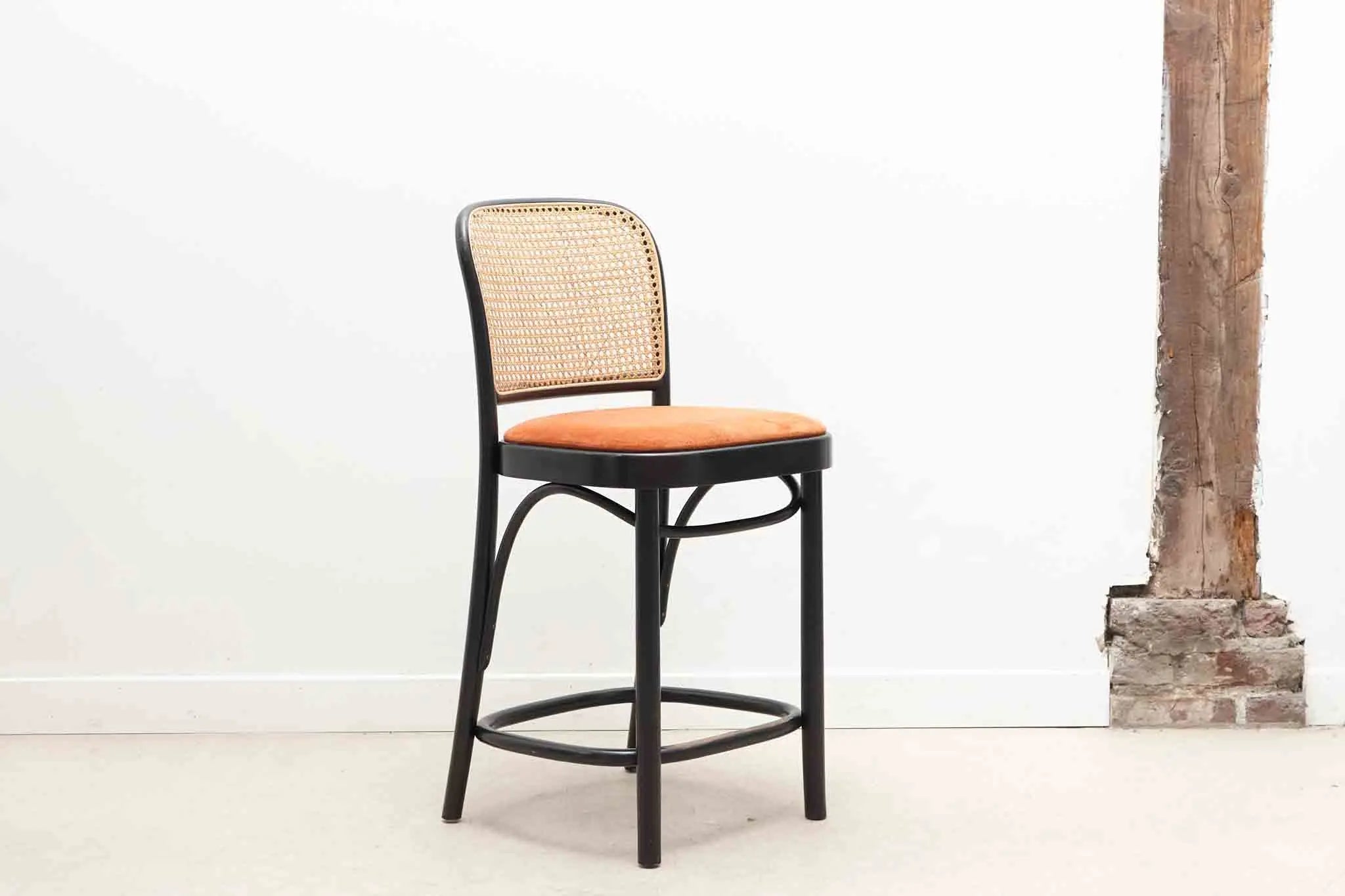 Chaise haute Ton n°811 rouge ou orange Cartel de Belleville