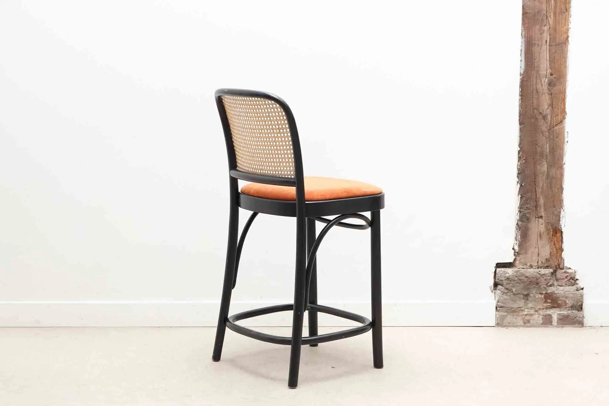 Chaise haute Ton n°811 rouge ou orange Cartel de Belleville