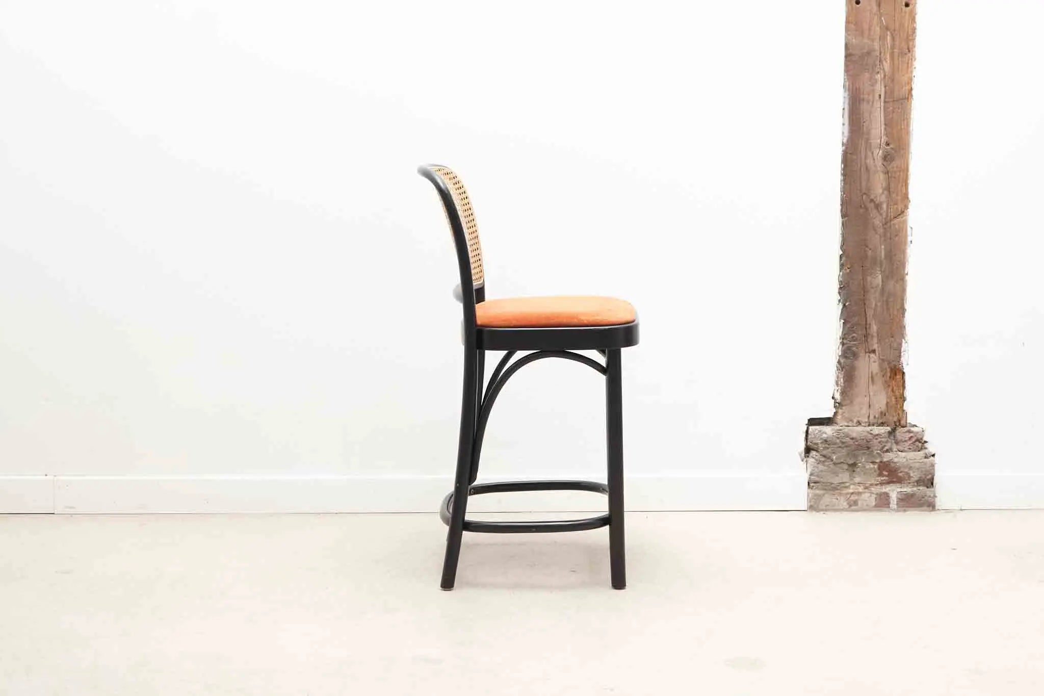 Chaise haute Ton n°811 rouge ou orange Cartel de Belleville