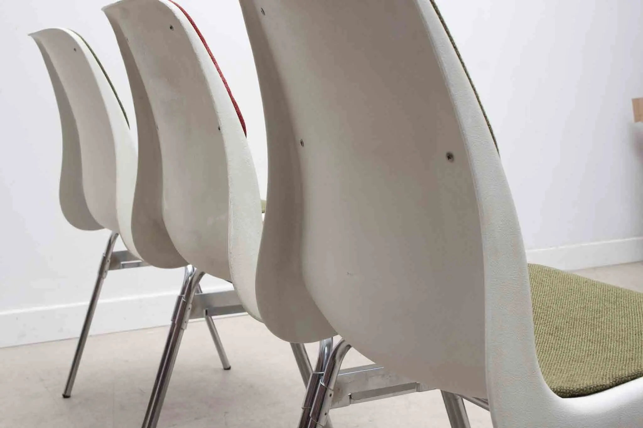 Chaise plastique Lübke 1970 Cartel de Belleville
