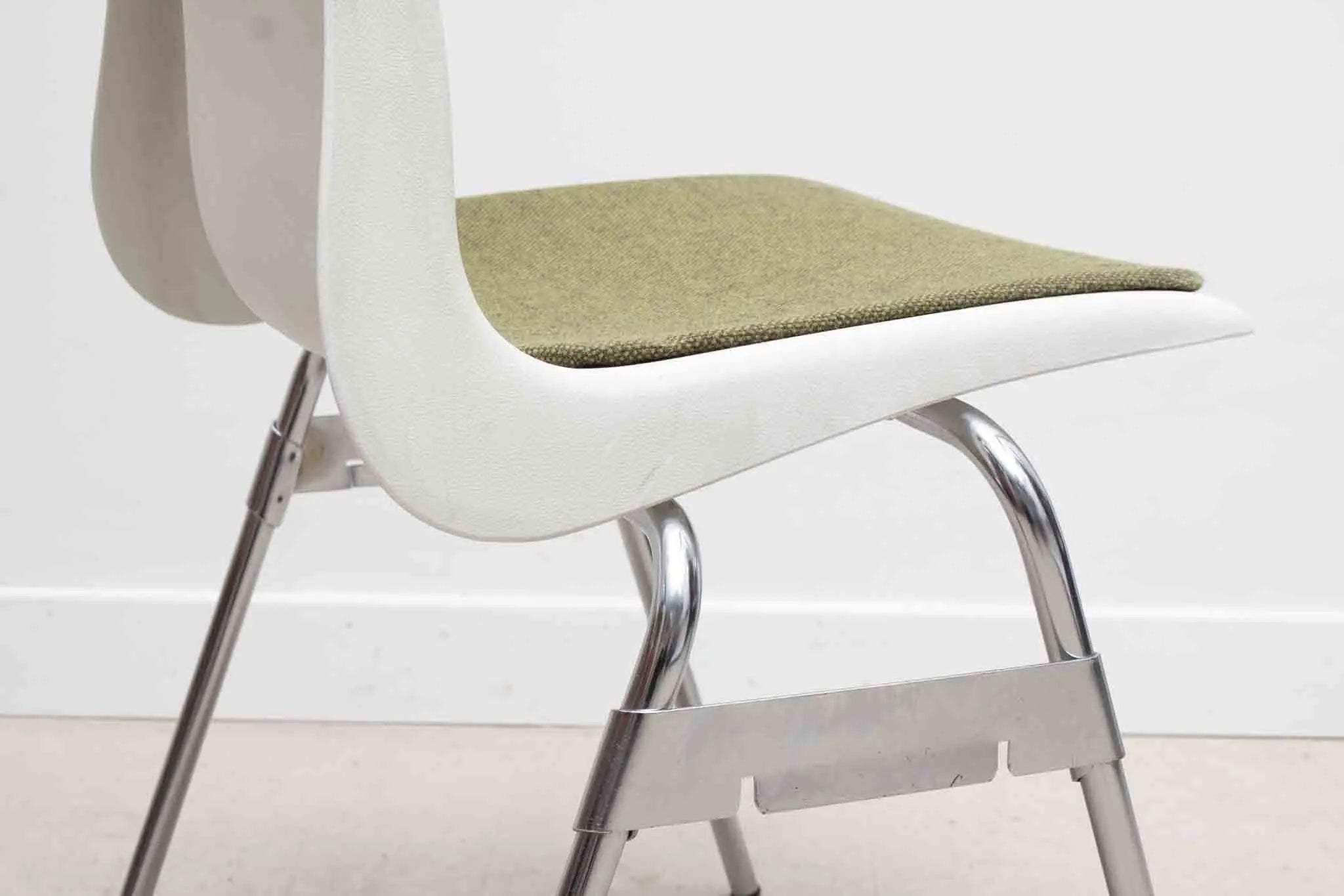 Chaise plastique Lübke 1970 Cartel de Belleville