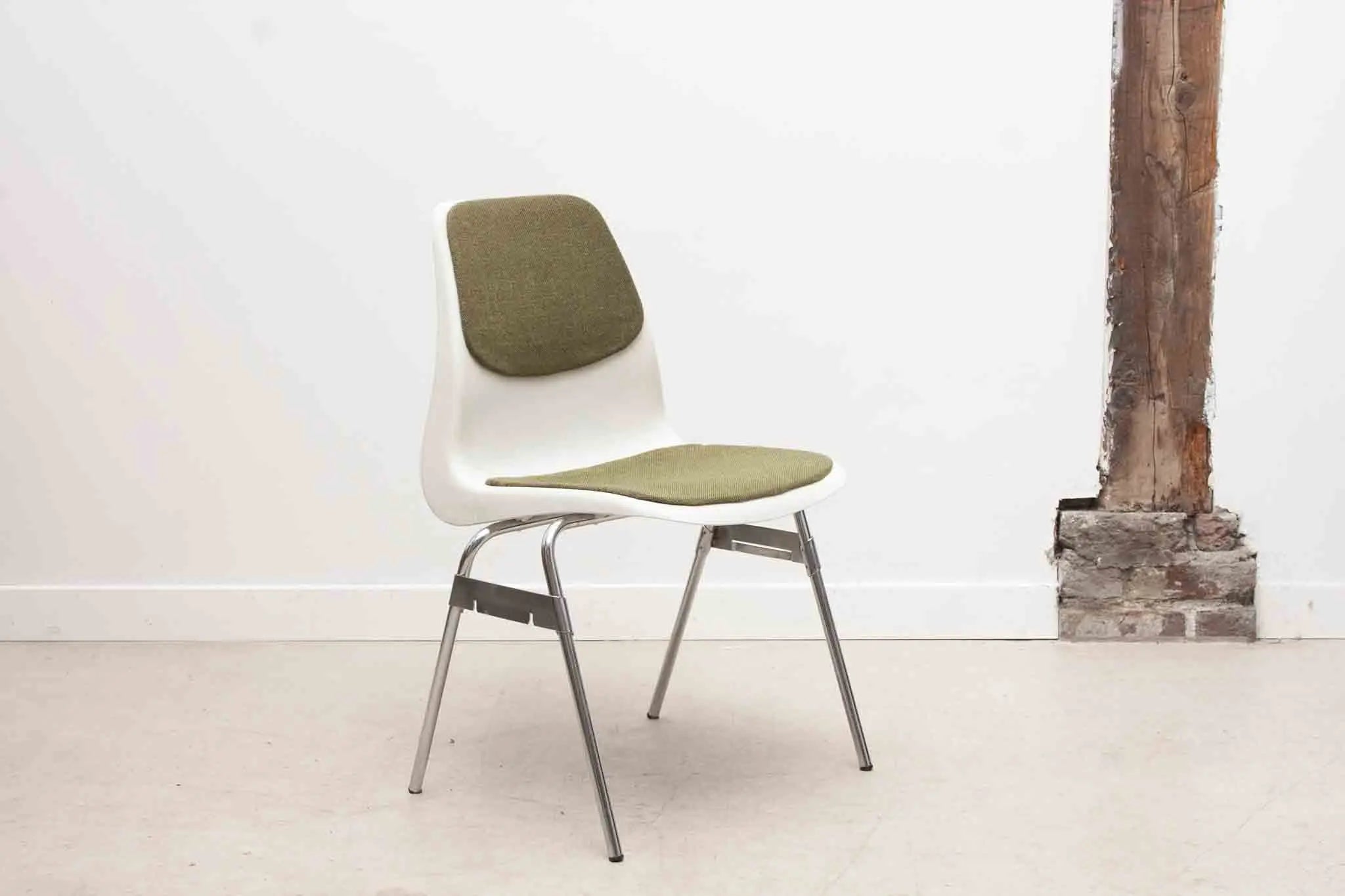 Chaise plastique Lübke 1970 Cartel de Belleville