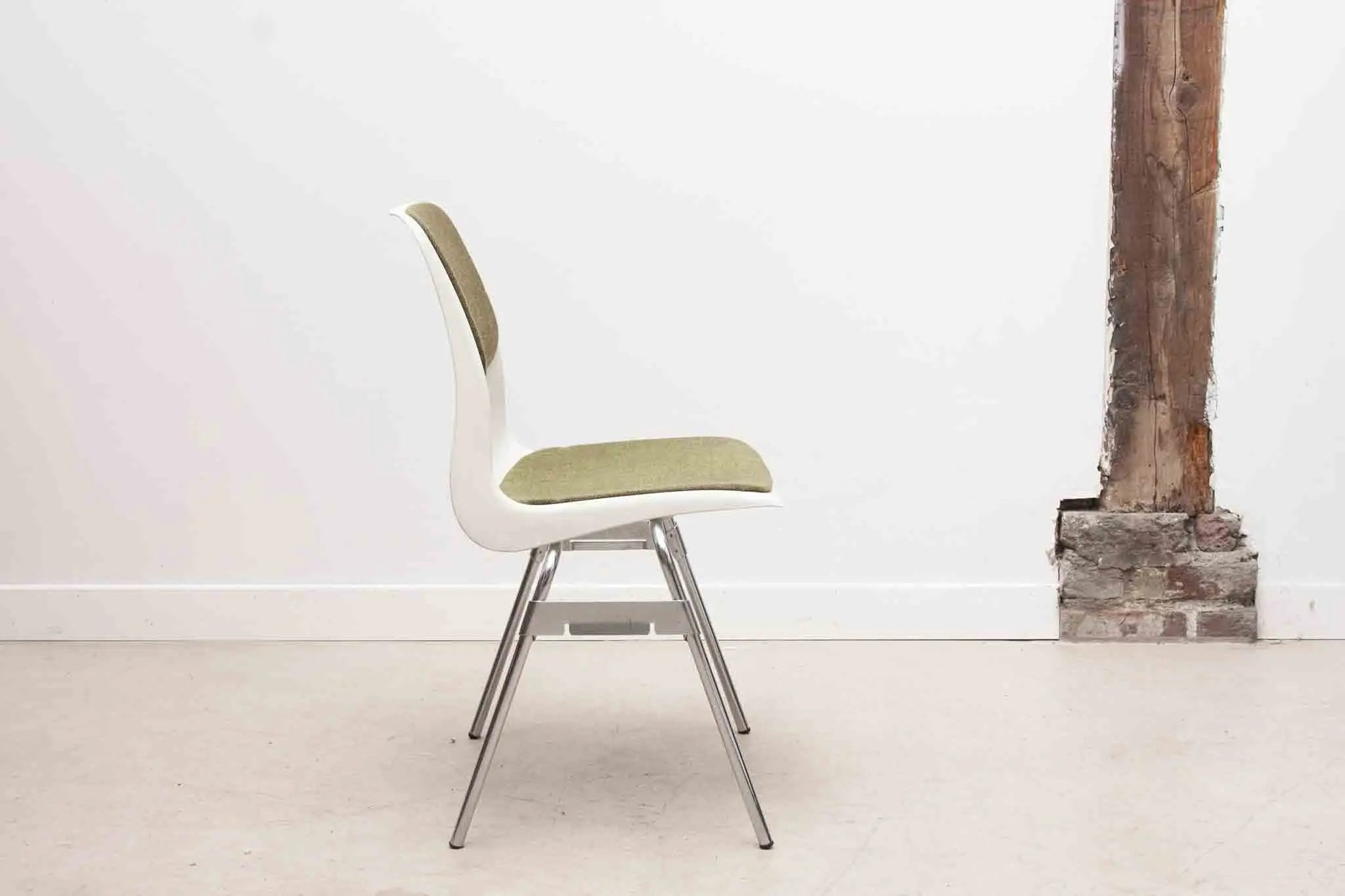 Chaise plastique Lübke 1970 Cartel de Belleville