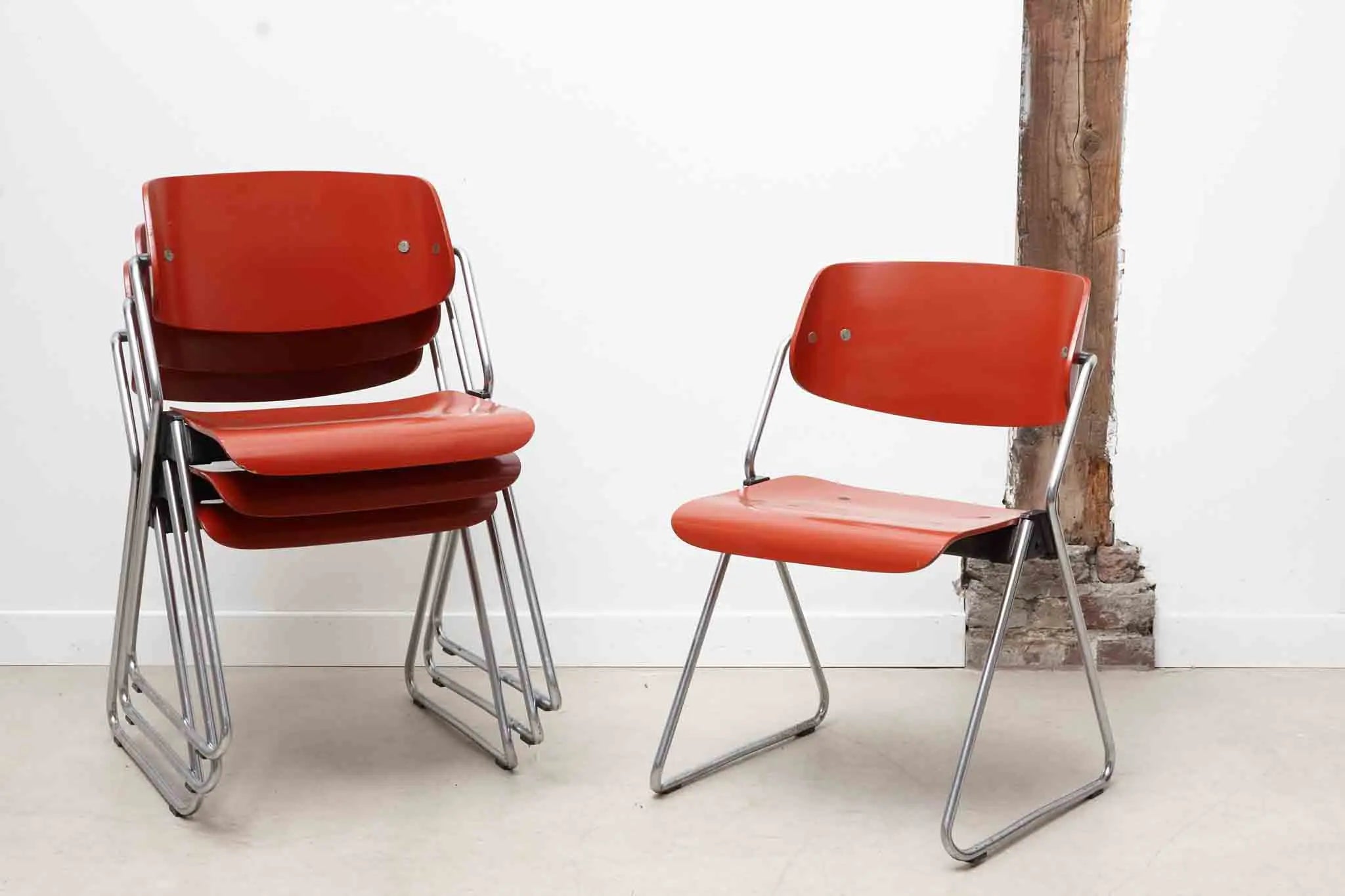 Chaise Wilkhahn rouge Cartel de Belleville