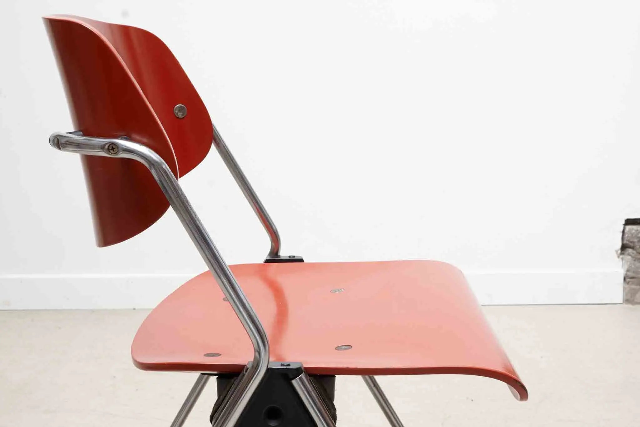 Chaise Wilkhahn rouge Cartel de Belleville