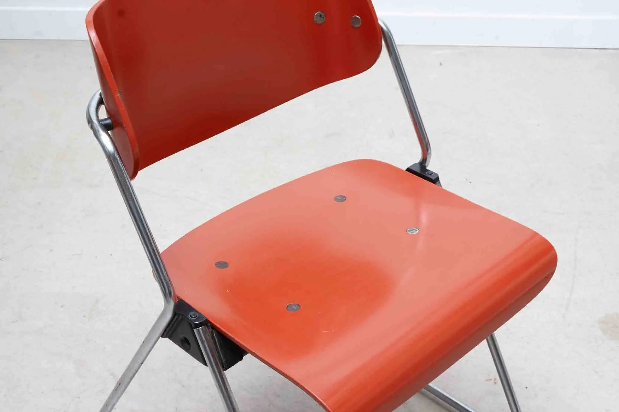 Chaise Wilkhahn rouge Cartel de Belleville