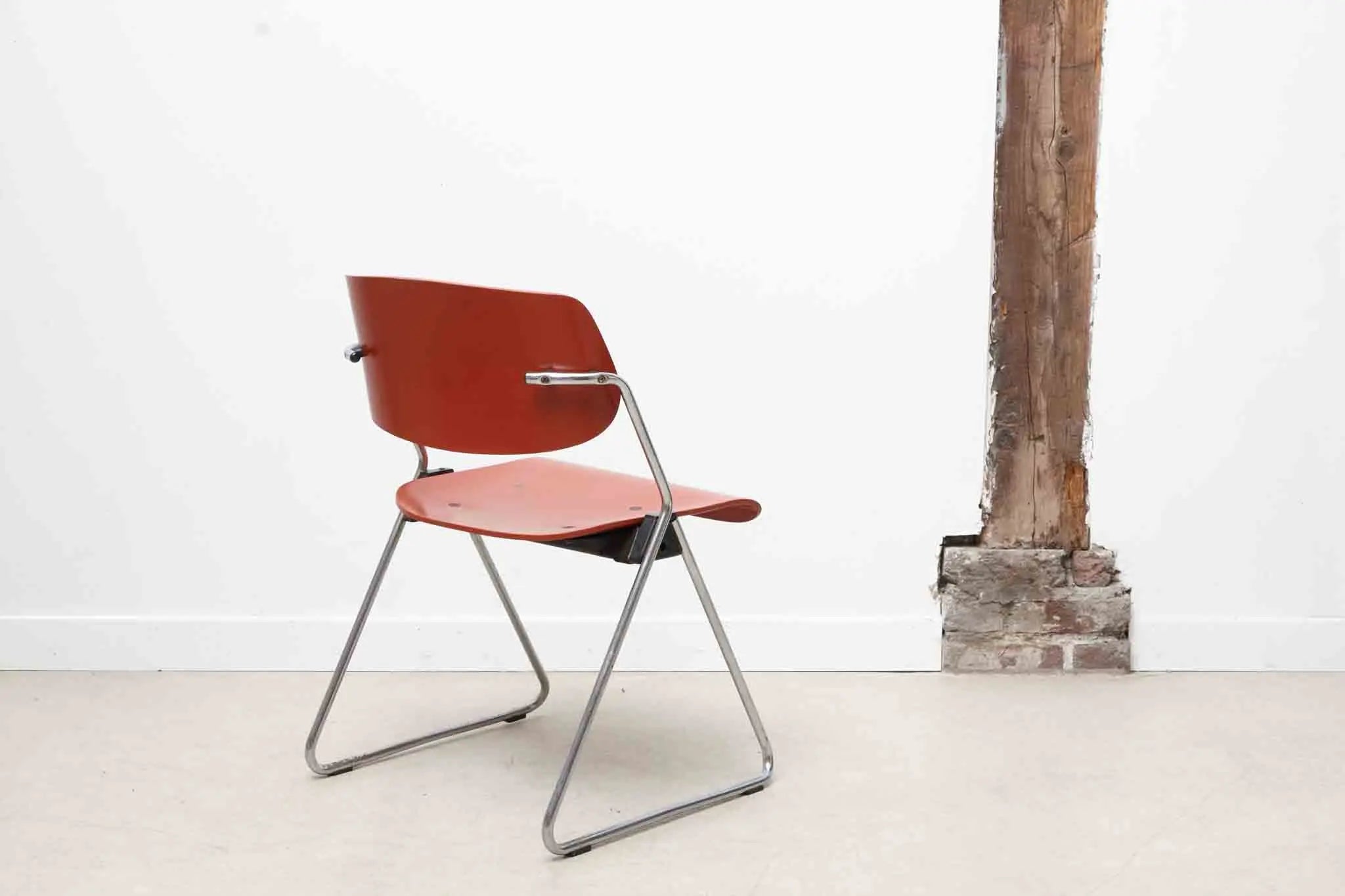 Chaise Wilkhahn rouge Cartel de Belleville